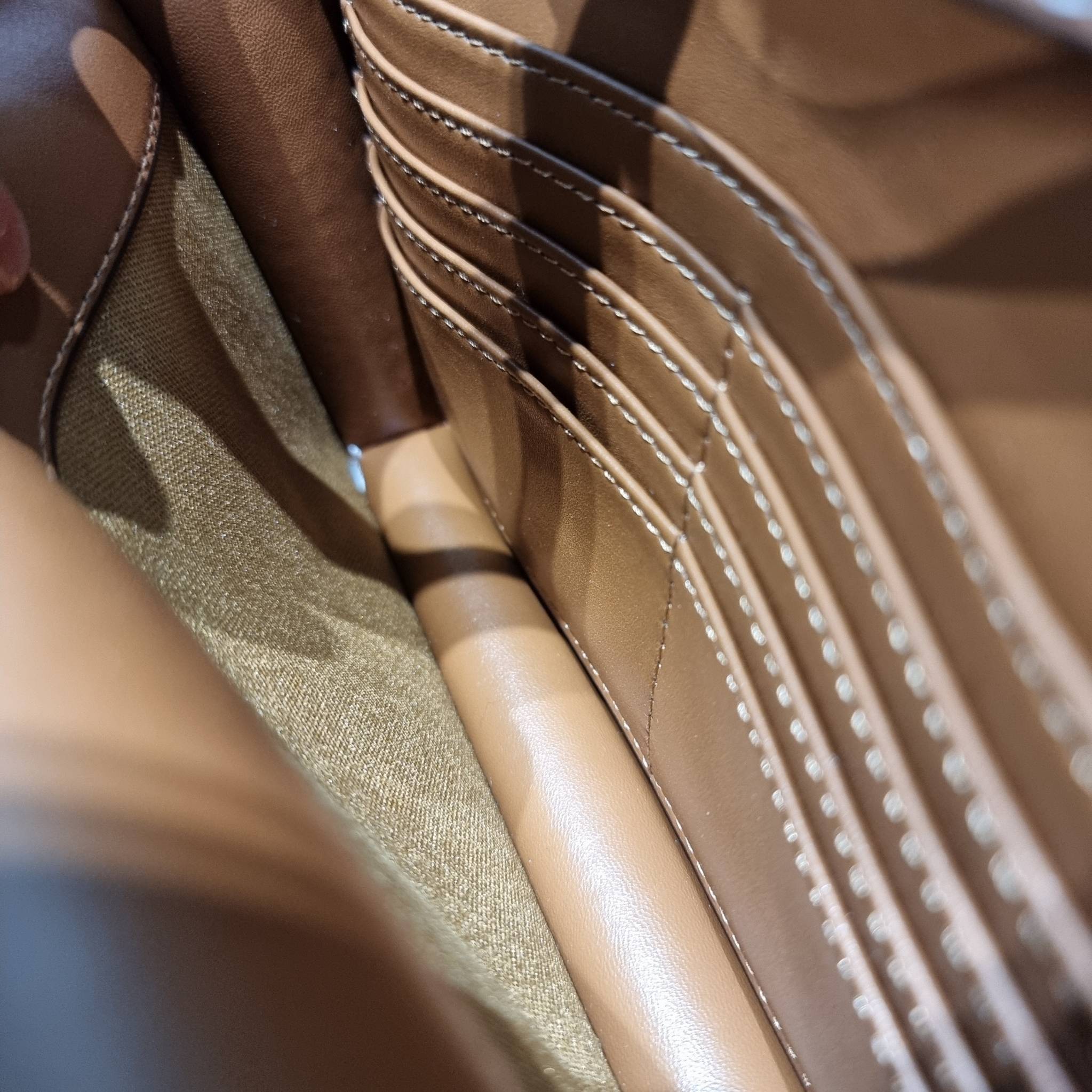 CELINE WALLET ON STRAP IN TRIOMPHE CANVAS AND LEATHER อีกหนึ่งรุ่นยอดนิยม กระเป๋าสะพายกึ่งคลัทช์ ในรูปแบบกระเป๋าสตางค์ ให้พกพาได้ง่าย ใส่ของสำคัญ มือถือ หรือบัตรต่างๆได้