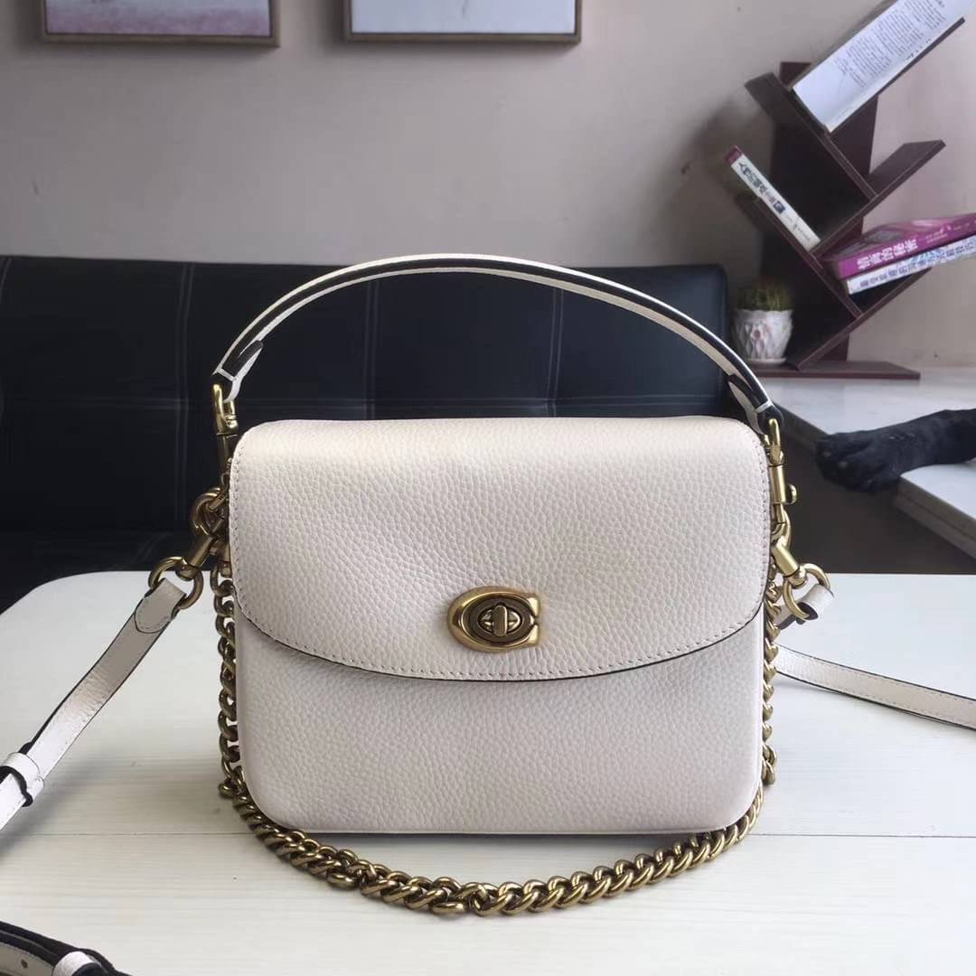 3สาย Coach 89089 Cassie Crossbody 19 In Signature Canvas เรียบหรู ดูดี ต้องไอเท็มนี้เลยจ้า กระเป๋าถือ/สะพายข้าง สุดพิเศษ!! มีสายมาให้ถึง 3 แบบ!! สลับใช้แมทช์ตามสไตล์ได้เลย วัสดุหนังแคนวาสสลับหนังเรียบ เปิด-ปิดด้วยตัวบิดล็อค ภายในแบ่งสัดส่วนอย่างดี ใส่ของไ