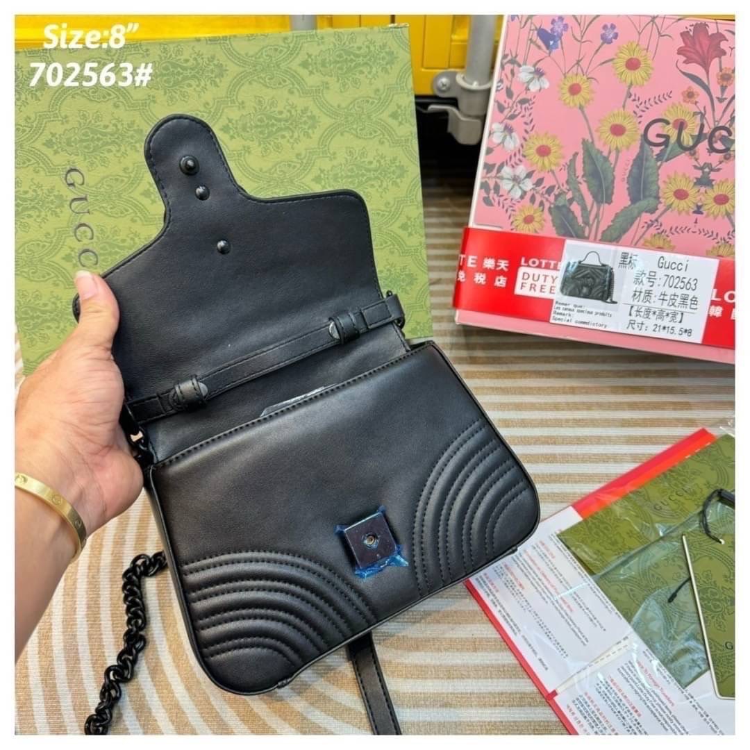 Gucci GG Marmont mini top handle bag กระเป๋าสะพายสุดหรู คลุมโทนสีดำคลาสสิกเต็มใบ ทั้งหนังและอะไหล่สีดำ ใช้งานได้หลายโอกาส เป็นสีที่เข้าได้รับทุกชุด ทุกไลฟสไตส์ แนะนำค่ะ