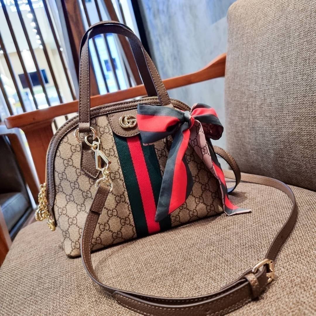 GC CLASSIC SATCHEL BAG กระเป๋าถือ/สะพายทรงโดม รุ่นหายาก สวยคลาสสิค แถมฟรี!! โบว์ผ้าลายแบรนด์ สำหรับตกแต่งหูกระเป๋า ผูกเป็นโบว์ หรือพันถนอมหูกระเป๋าก็เพิ่มดีเทลความหรูได้ วัสดุหนังแคนวาส ดีไซน์แถบคาดโดดเด่น เปิด-ปิดกระเป๋าด้วยซิป หัวซิปตัว G อะไหล่สีทอง เล