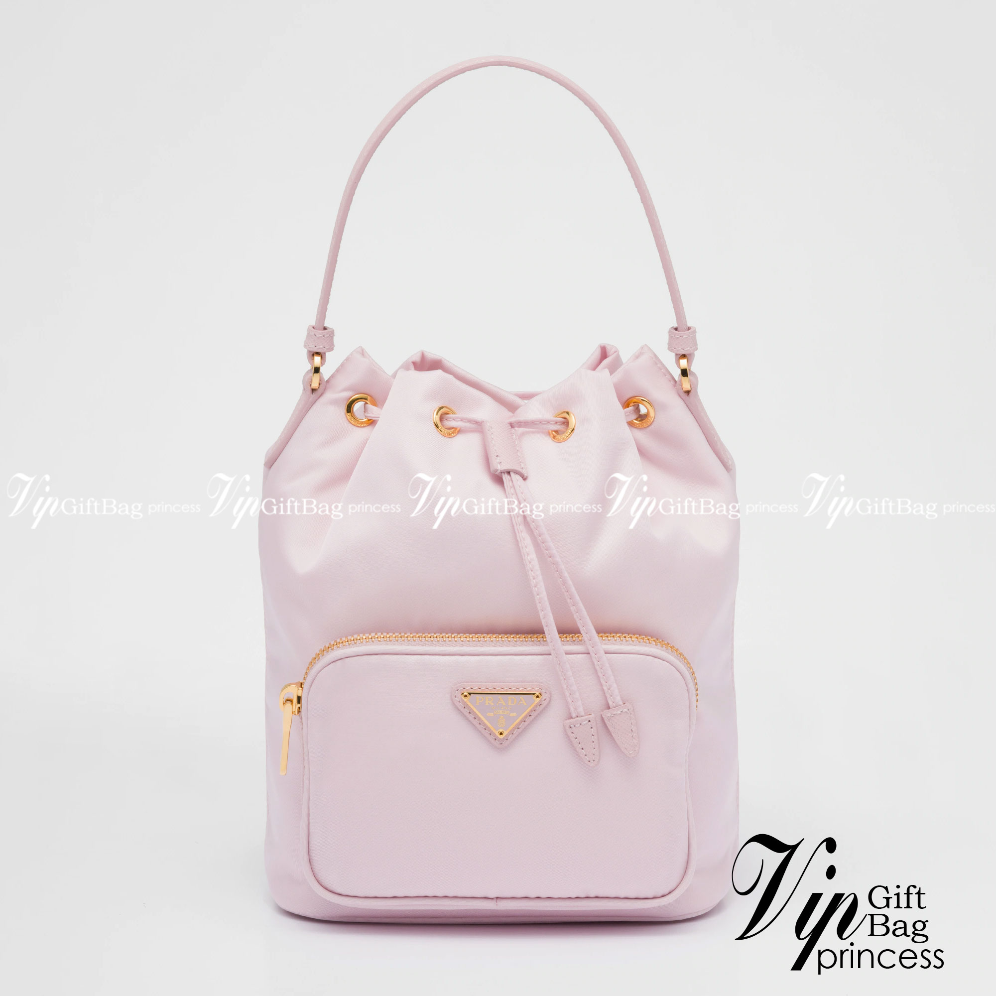 Prada Duet Re-Nylon Bucket shoulder bag / Prada Nylon bucket bag Pastel เกรดใช้สลับใบจริง ออริจินอล ใช้งานต่างประเทศได้ น้องสาวสุดสวยมาให้จับจองอีกหนึ่ง สีพาสเทลน่ารักละมุนมากๆ ค่ะ กระเป๋าสะพายข้าง ทรงขนมจีบ ไซส์มินิ ขนาดน่ารักน่าใช้มาก วัสดุขอบหนังแท้ แล