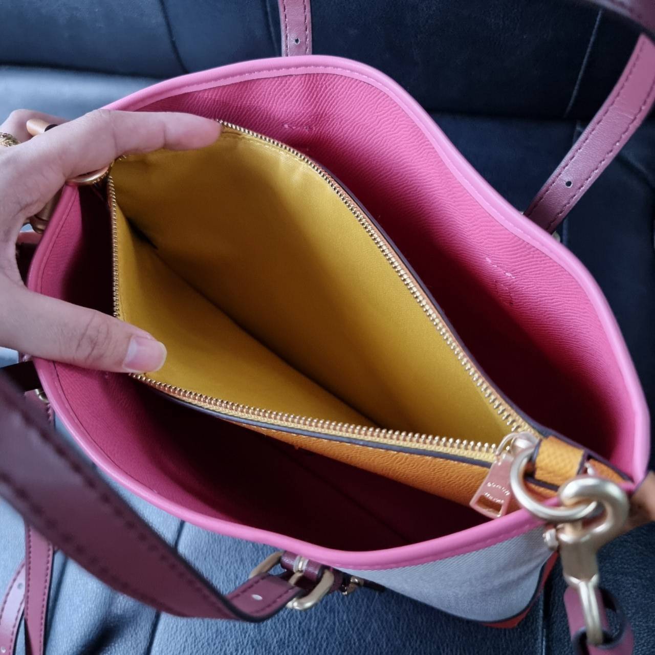 COACH C4085 MOLLIE TOTE 25 IN COLORBLOCK กระเป๋าทรงโท้ทยอดฮิต ขนาดมินิไซส์ ดีไซน์สวยคมทุกรุ่น!! ตกแต่งซิกเนเจอร์ถักทออยู่บนผ้าแคนวาส ดูโดดเด่น ภายในเป็นช่องโล่ง มีช่องซิปกลางใส่ของได้ ขนาดกำลังดีแบบใส่ของได้ครบครัน มาพร้อมสายสะพายข้าง หรือจะถือคล้องแขนเก๋