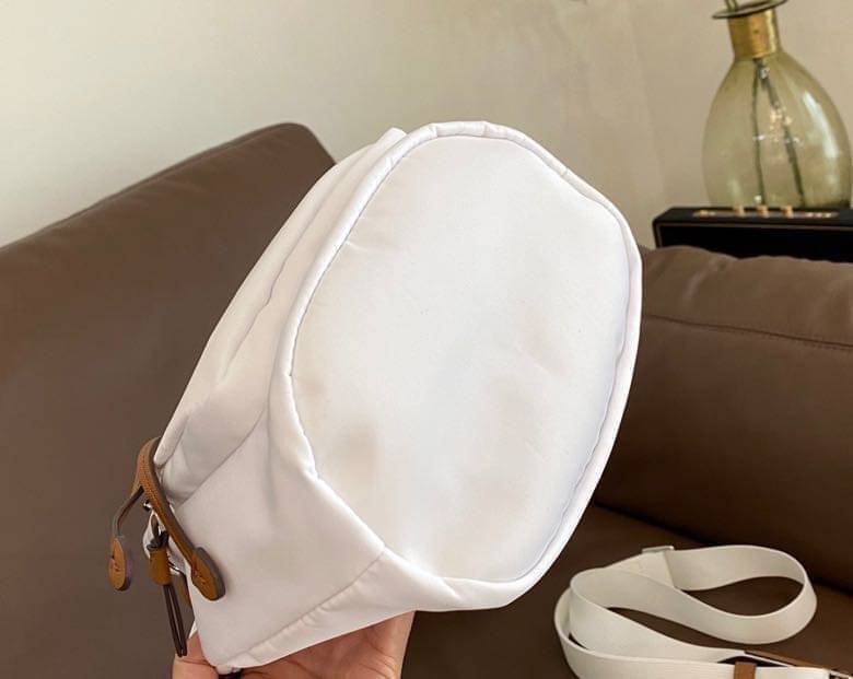 Tory Burch Virginia Nylon Bucket Bag / Tory Burch logo-plaque bucket bag กระเป๋าสะพายทรงบัคเก็ต เปิด-ปิดหนังรูดปากกระเป๋า มีหูหิ้วในตัว คล้องแขนเก๋ๆ ภายในเป็นช่องโล่ง มีช่องย่อย ใส่ของสำคัญจุกจิกได้ มีสายครอส จะสะพายไปไหนก็ได้ทุกโอกาส สวยเลิศทุกสี พร้อมส่