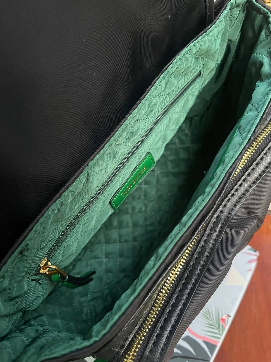 Tory Burch Perry Nylon Crossbody Woman’s HandBags กระเป๋าแบรนด์ดังจากนิวยอร์ค ที่เน้นฟังก์ชั่นกับการใช้ที่ง่ายแต่แฝงความหรูหรา มีสายสะพาย2เส้น ทั้งสายสั้นและสายยาวถอดแยกใช้งานได้ โดยจะใช้ได้ทั้งแบบทางการและกึ่งการทาง มีดีไซน์ที่เป็นเอกลักษณ์ ทันสมัย เป็นอ