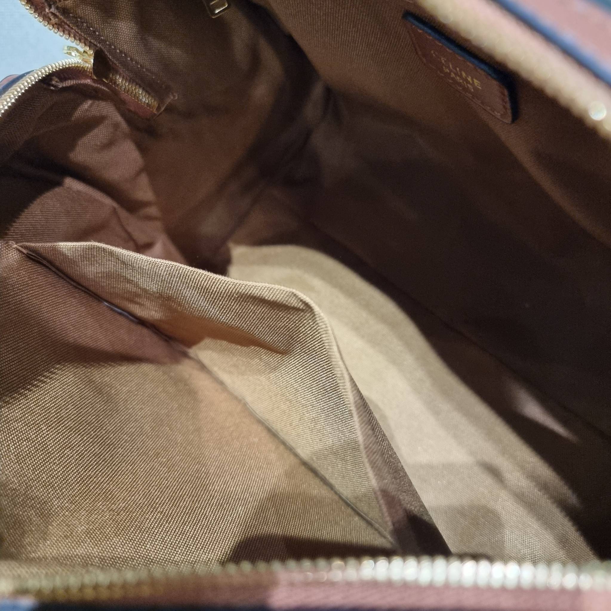 CELINE BOSTON BAG IN TRIOMPHE CANVAS AND CALFSKIN ยอดฮิตกับลวดลายเอกลักษณ์ สุดคลาสสิค กับกระเป๋ากึ่งเดินทาง ไซส์กำลังดี ที่สามารถใช้ได้ทั้งหนุ่มๆและสาวๆ วัสดุหนังแคนวาสตัดสลับหนังแท้ เปิด-ปิดด้วยซิป ใช้งานสะดวก และยังมีพวงหนังห้อยและแม่กุญแจล็อคซิปได้ มาพ