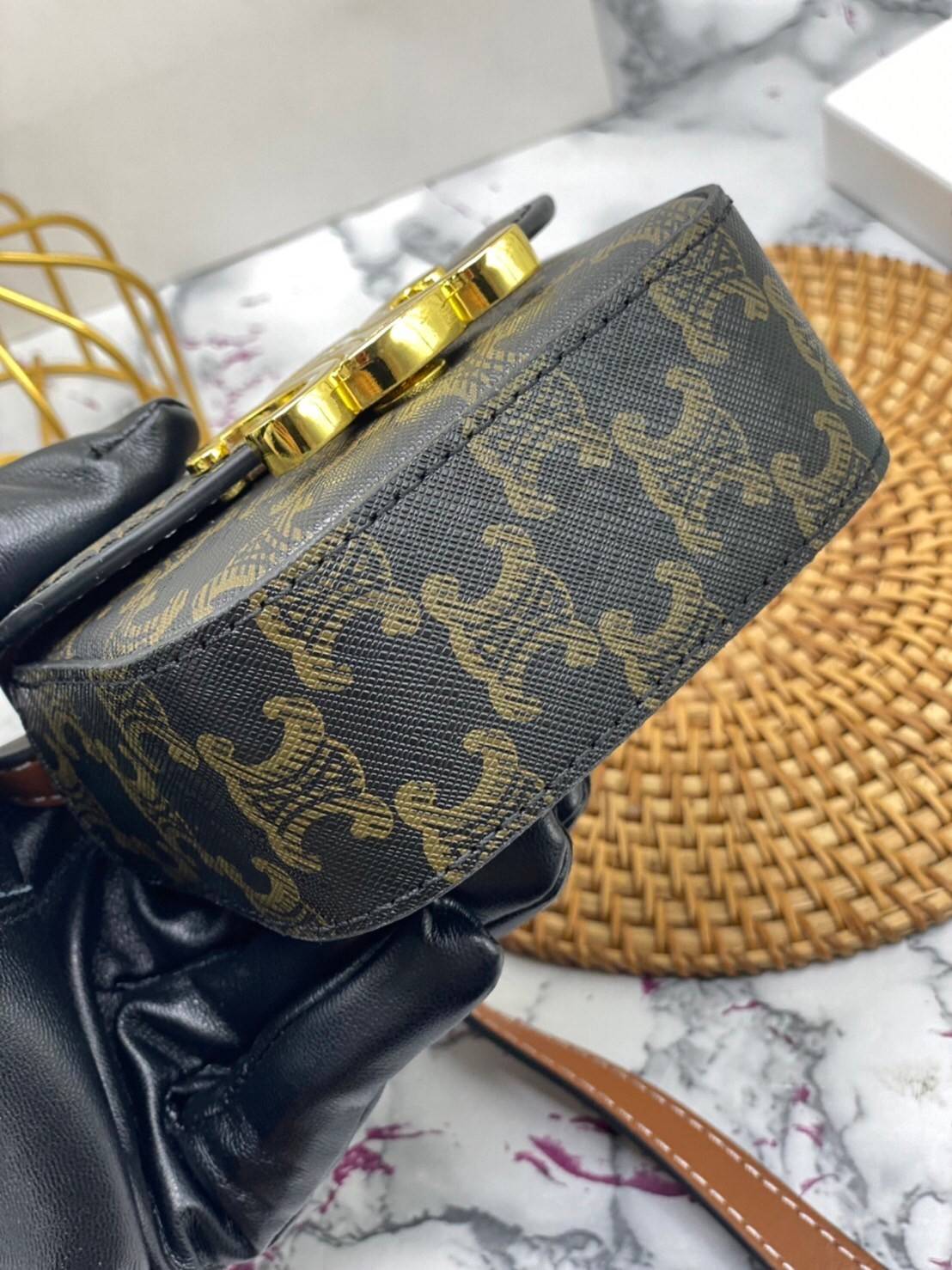 หนังแท้ CELINE MINI TRIOMPHE IN TRIOMPHE CANVAS AND CALFSKIN ใบเล็กน่ารัก งานหนังแท้ทั้งใบ กระเป๋ามินิทรงชิค ดีไซน์รูปกล่องสุดแสนมินิมอล สามารถสะพายแบบ Crossbody และยังเป็น Belt Bagได้อีกด้วย แบบไม่มีตกยุค ด้านหน้าโดดเด่นด้วยโลโก้สีทอง เป็นอีกหนึ่งตัวเลือ