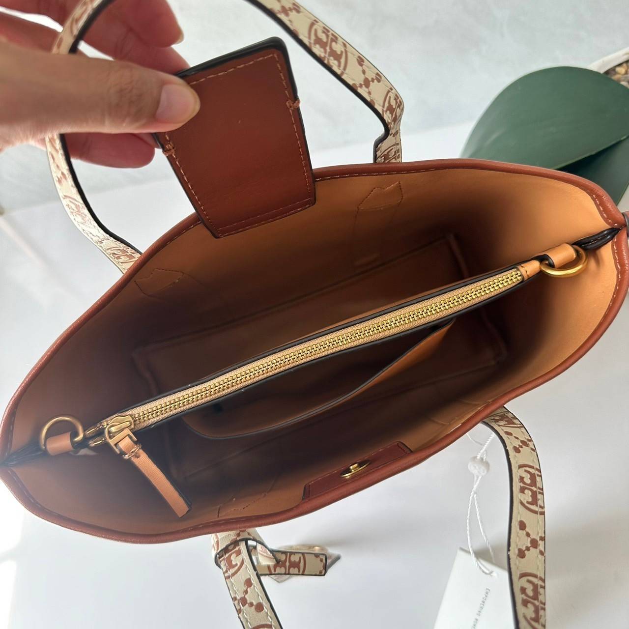 TORY BURCH small Perry canvas tote bag กระเป๋าคล้องแขนและสะพายไหล่ทรงโท้ท คอลเลคชั่นใหม่ล่าสุด สวยหรูลุคคุณนาย