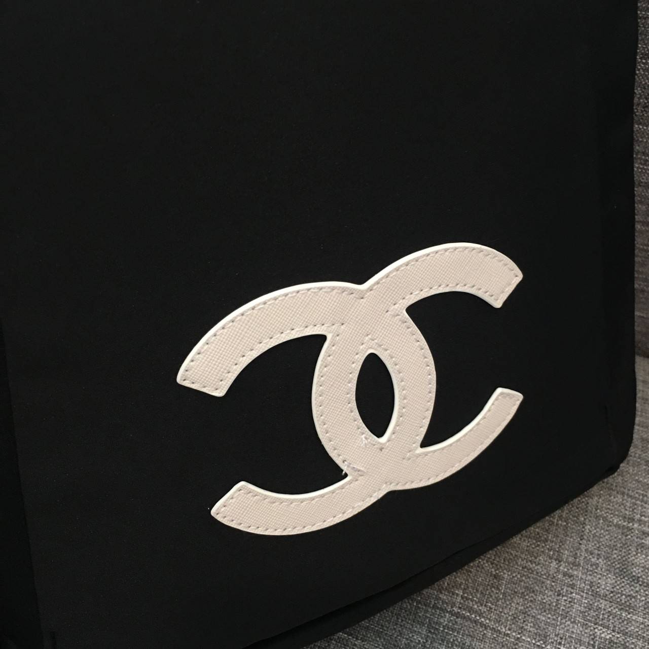 CHANEL VIP GIFT NYLON BACKPACK กระเป๋าเป้ Limited Edition VIP Gift With Purchase (GWP) ของเเท้จาก Chanel Perfumes Counter วัสดุ NYLON เนื้อหนาสีดำตัดโลโก้แบรนด์สีขาว เปิดปิดด้วยซิป หัวซิปแบรนด์ ขนาดกำลังดี น้ำหนักเบา กันนำ้ดูแลรักษาทำความสะอาดง่าย มีหูหิ้