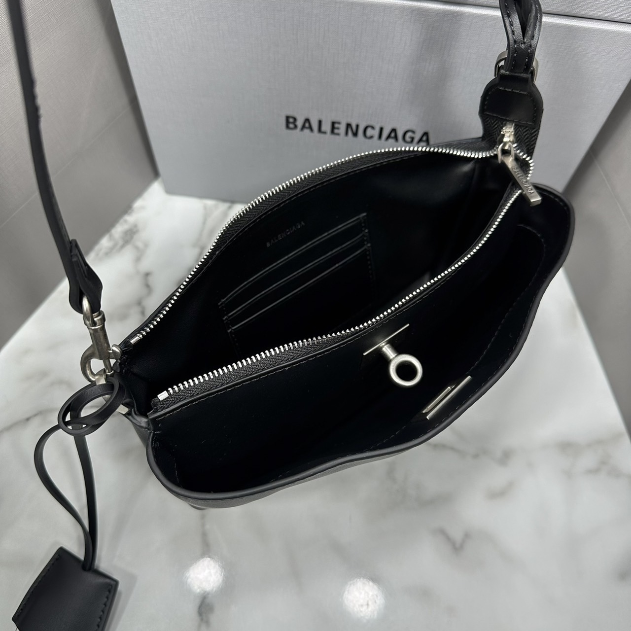 Balenciaga Rodeo Sling Pochette / Balenciaga shoulder leather bag 22cm กระเป๋าสะพายทรงพอชที่สุดของไฮแบรนด์สุดไอคอนิค ดีไซส์เรียบหรู สวยจับต้องได้ ถือหรือสะพายไหล่ได้เก๋มากๆ ถือออกงานก็ได้ลุคไฮแฟชั่นหรูๆ