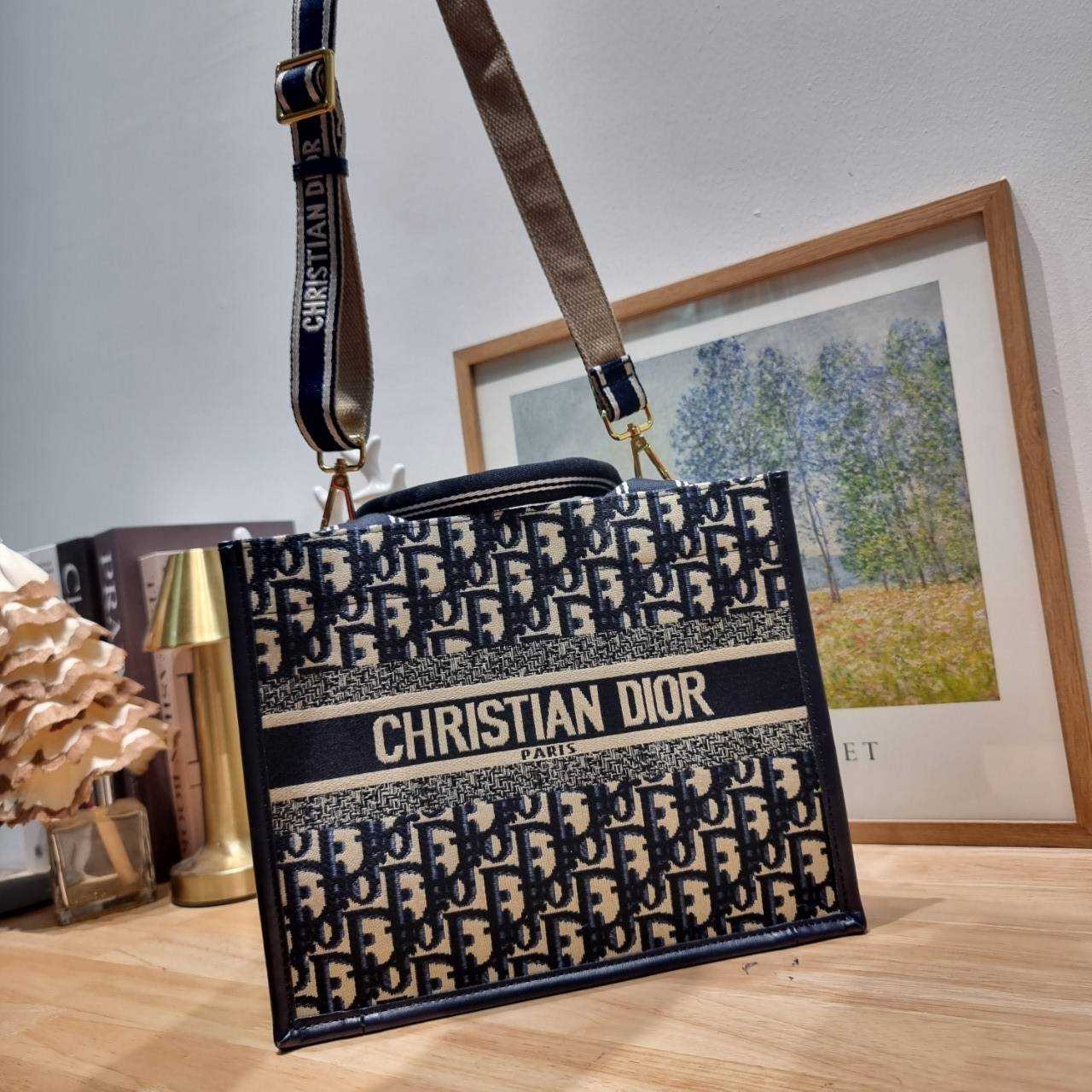 Dior small book tote bag กระเป๋าทรงโท้ทสุดฮิต ไซส์เล็ก ดีไซน์ใหม่ล่าสุด ที่มีทั้งความละมุนและหรูหรา เกรดออริ 1:1 ใช้งานต่างประเทศได้