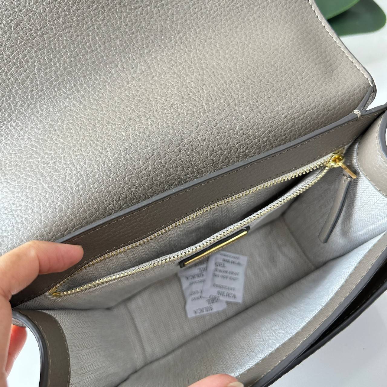 Tory Burch Britten Small Convertible Shoulder Bag คอลเลคชั่นใหม่สุดเรียบหรู กระเป๋าสะพายไหล่หรือสะพายข้าง วัสดุหนังอย่างดี ภายในแบ่งช่องเป็นสัดส่วน