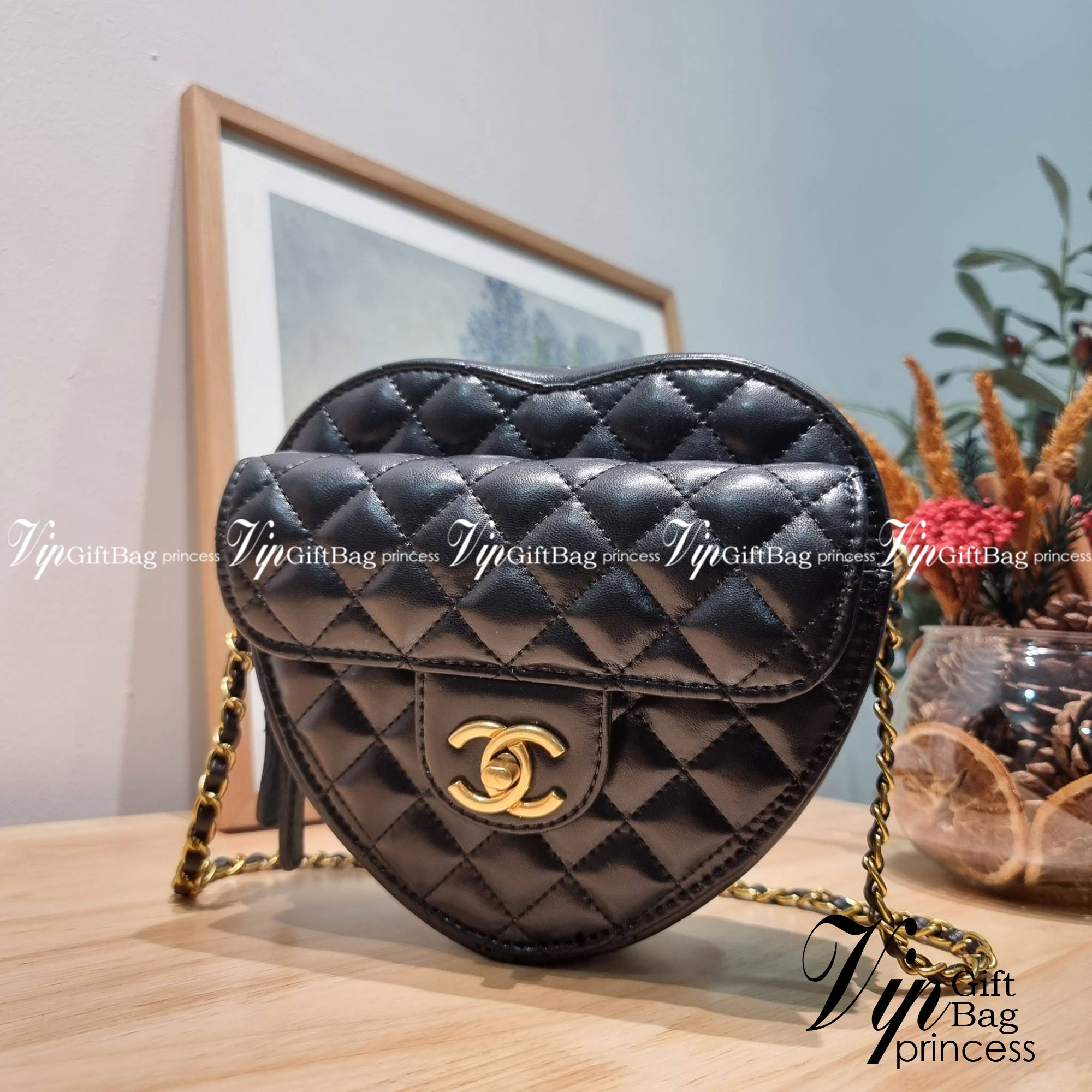 CHANEL Heart Bag Lambskin & Gold-Tone Meta สวยมาก มงลงมาก!! กระเป๋าสะพายสุดคิ้วท์ ที่ดีไซน์รูปทรงหัวใจไม่ซ้ำใคร น่ารักทุกสี น่าใช้ไปเลยแม่!! วัสดุหนังแกะฟอกสี เปิด-ปิดด้วยซิป ด้านหน้ามีช่องเก็บของจุกจิก ภายในเป็นช่องโล่ง ใส่มือถือ ใส่กระเป๋าสตางค์สั้นได้ 