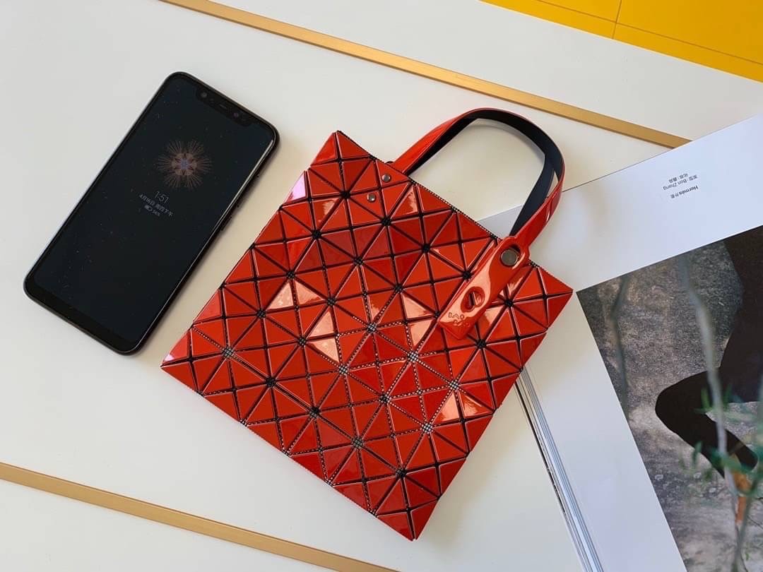 BAOBAO ISSEY MIYAKE 6x6 BLOCK TOTE BAG กระเป๋าถือทรง shopping โท้ท ลายตาราง บล็อคสี่เหลี่ยมสามเหลี่ยม ภาพสินค้าถ่ายจากงานขายจริง ใช้งานต่างประเทศได้ค่ะ