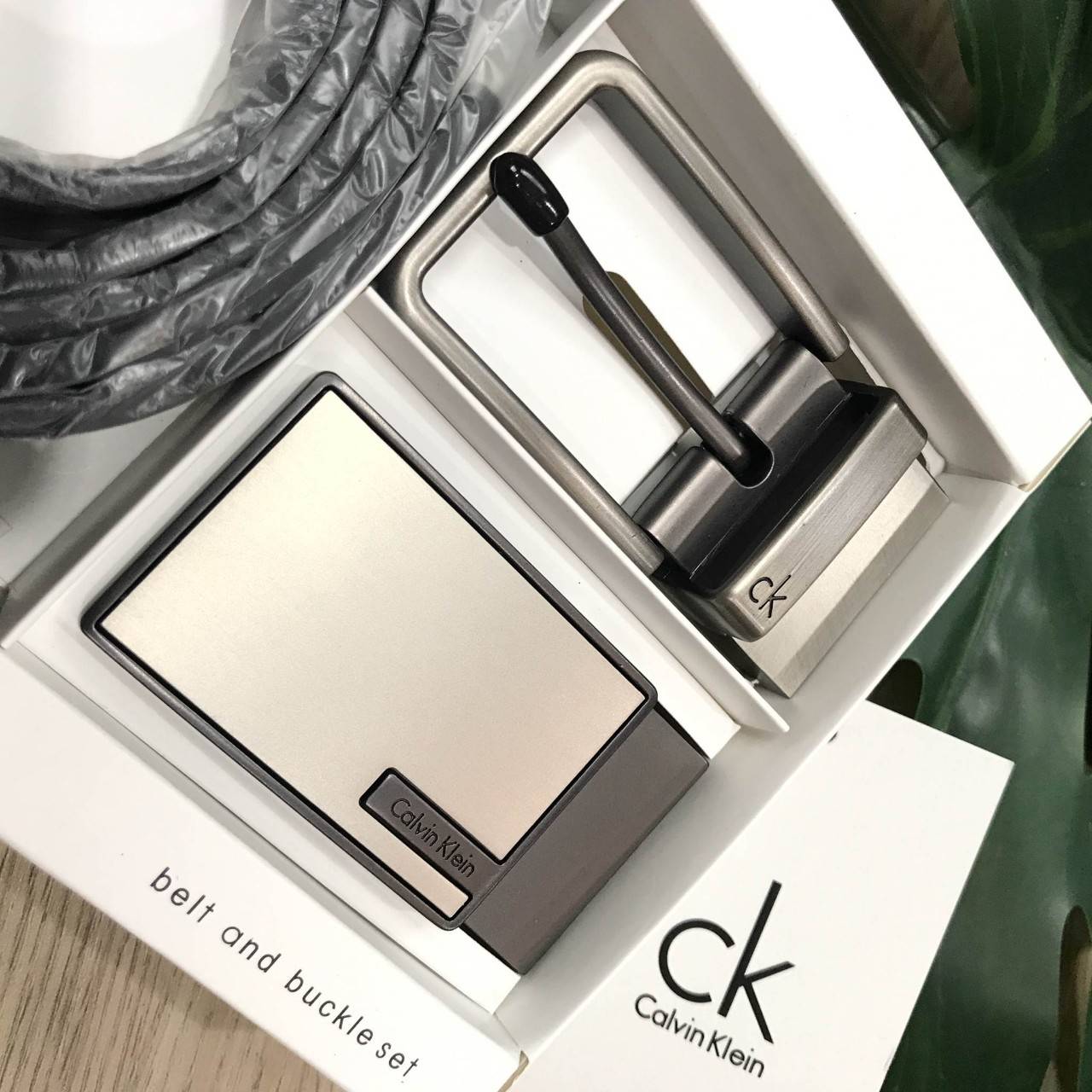 ห้ามพลาด! เซทสุดคุ้ม! ซื้อ1ได้ถึง2! CALVIN KLEIN REAL LEATHER BELT VALUE PACK Limited Edition เข็มขัดหนังแท้ พร้อมหัวเข็มขัด2แบบคุณภาพดีตามแบบฉบับของแบรนด์ สายเข็มขัดสามารถกลับด้านใช้ได้ทั้งสีดำและสีน้ำตาลเหมือนมี2เส้น2หัวสลับใช้ได้ไม่จำเจ มาพร้อมถุงกระดา