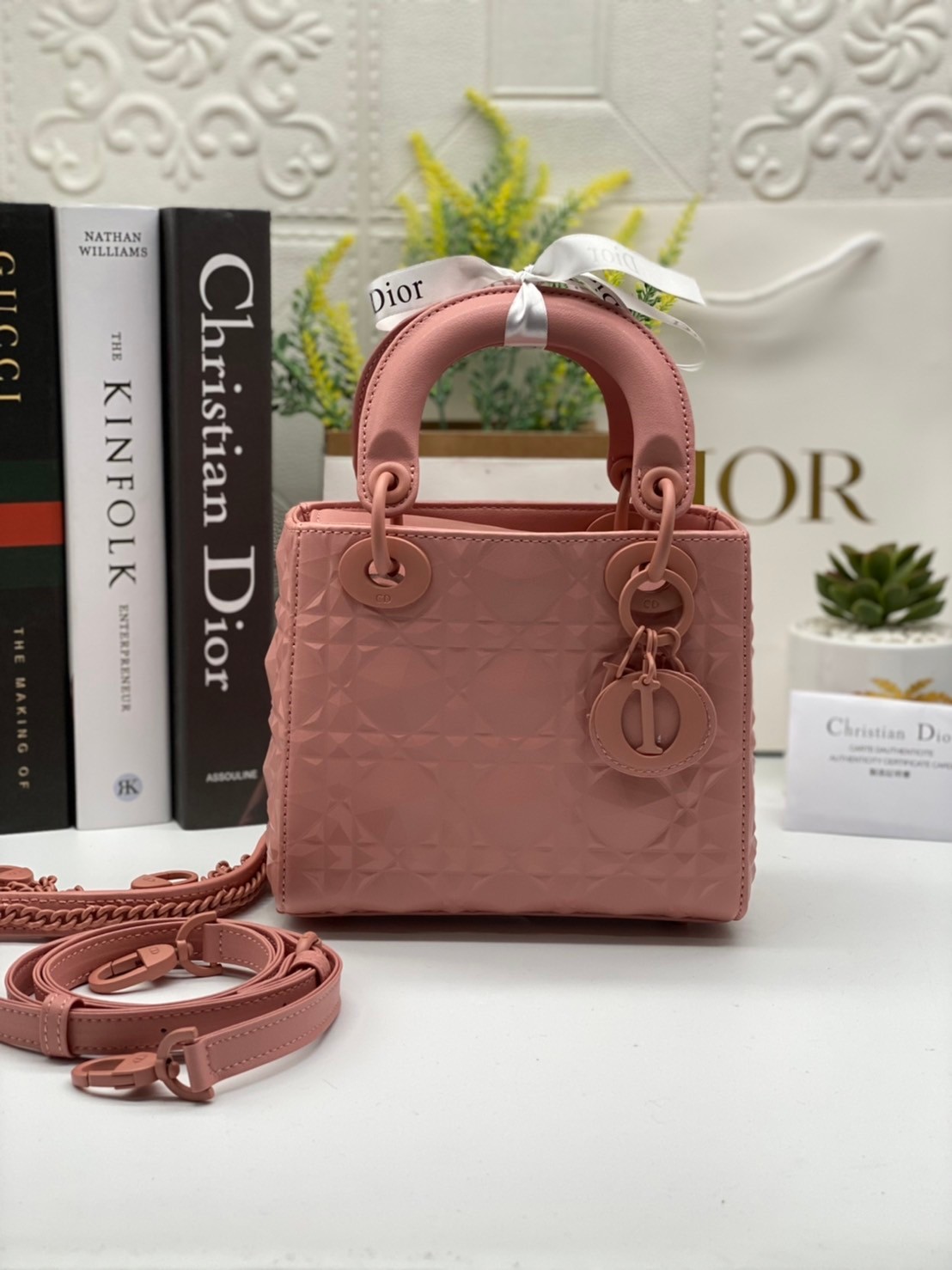หนังแท้ DIOR LADY BAG 17cm ไซส์เล็กขนาดกำลังน่ารักเลยค่ะ งานออริหนังแท้ทั้งใบปั้มลายรุ่นใหม่ล่าสุด ความสง่างามอีกหนึ่งรุ่นของ Dior รูปทรงสีเหลียม ขนาดกระทัดรัด ตั้งอยู่ทรง ฐานกระเป๋าแข็งแรง มีหมุดรองฐาน ดีไซน์ที่มีเอกลักษณ์เฉพาะตัว ด้านหน้าตกแต่งด้วยตัวอั