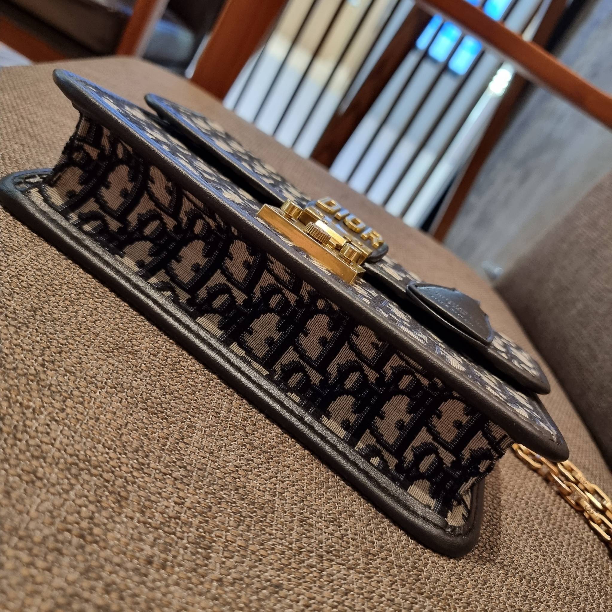 DIOR CD ADDICT FLAP BAG กระเป๋าสะพายดีไซน์คลาสสิค สวยผู้ดี โดดเด่นด้วยโลโก้และอะไหล่ตัวล็อคสีทอง เพิ่มดีเทลความหรูขึ้นไปอีก วัสดุผ้าแคนวาสทอลวดลายเอกลักษณ์ ภายในเป็นช่องโล่ง มีช่องซิป สายสะพายโซ่ในตัว ปรับใช้ได้ 2 แบบ สะพายข้าง หรือสะพายโซ่คู่ที่ไหล่ก็สะด