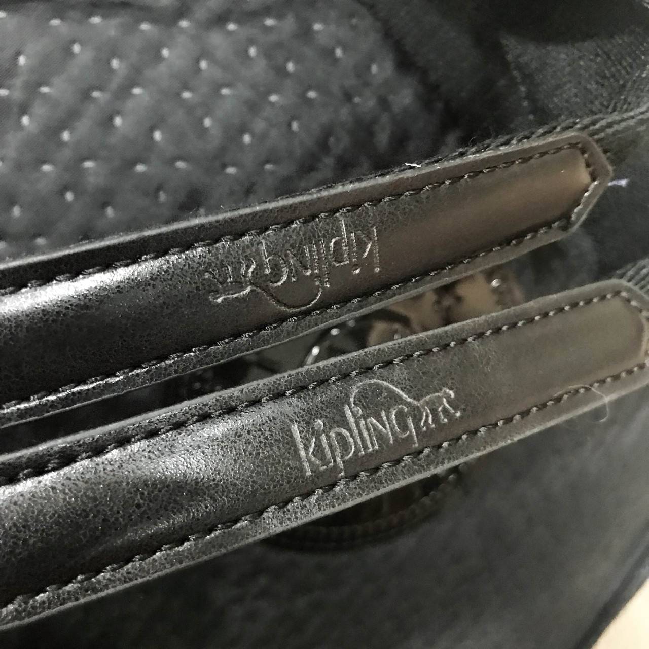 KIPLING SHOPPER BAG รุ่น Limited Rare items! สุดๆ วัสดุ Cotton+Polyester 100% ดีไซน์คลาสสิกมีลูกเล่นที่เทคเจอร์ตัวกระเป๋าสวยเป็นเอกลักษณ์เฉพาะของ Kipling หูหิ้วสะพายไหล่ได้ มือจับหูหิ้วเป็นหนังปั้มโลโก้ พวงกุญเเจลิงถอดเเยกใช้ได้ เปิดปิดด้วยซิป หัวซิปปั้มเ