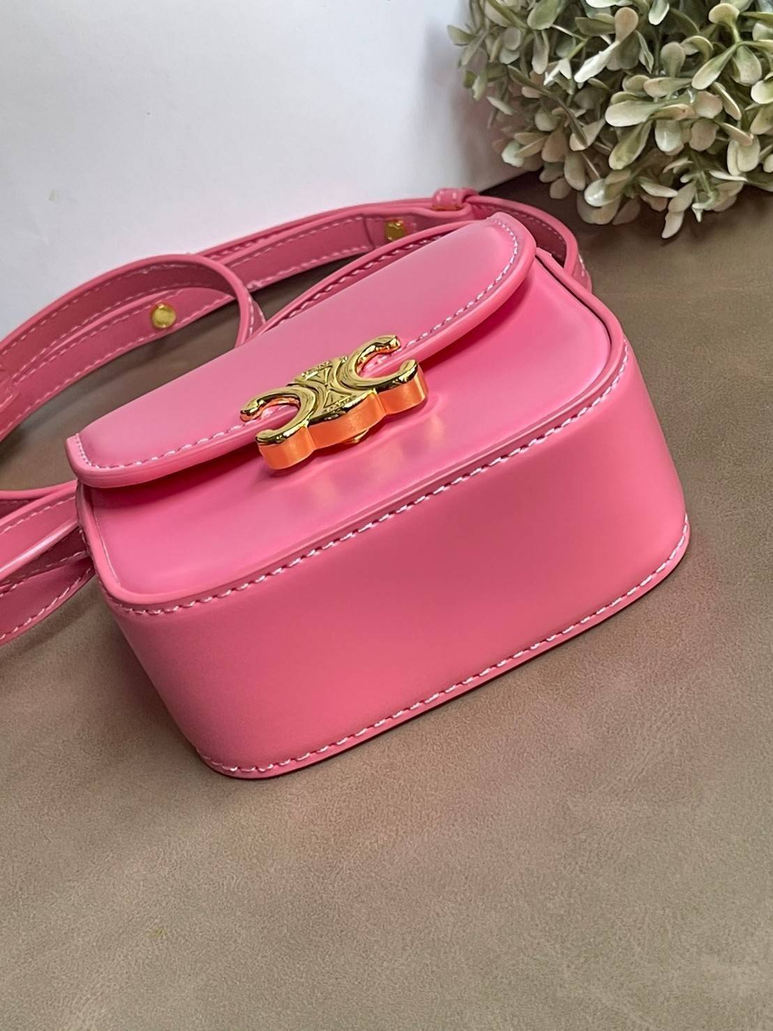 CELINE MINI TRIOMPHE IN TRIOMPHE CANVAS กระเป๋ามินิทรงชิค ดีไซน์รูปกล่องสุดแสนมินิมอล สามารถสะพายแบบ Crossbody และยังเป็น Belt Bagได้อีกด้วย วัสดุแคนวาสลาย Triomphe แบบไม่มีตกยุค ด้านหน้าโดดเด่นด้วยโลโก้สีทอง เป็นอีกหนึ่งตัวเลือกให้คุณเลือกสะพายในชีวิตประ