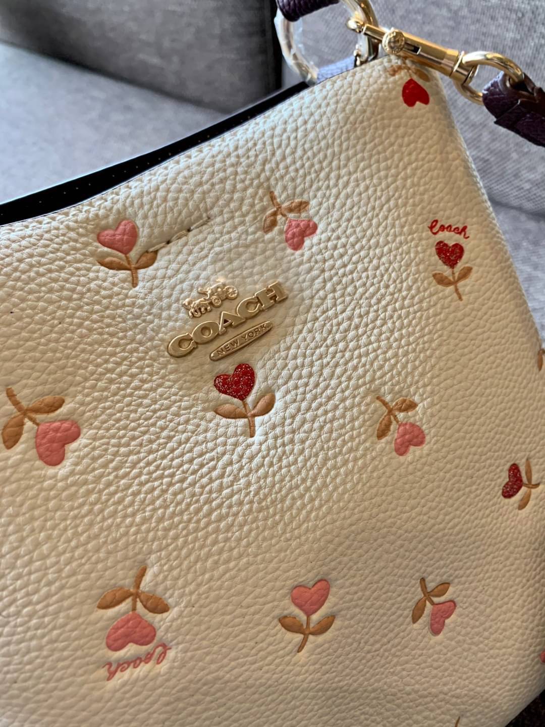 COACH SMALL TOWN BUCKET BAG WITH HEART FLORAL PRINT ((C2811)) 💐พร้อมส่งสินค้าห้ามพลาดค่ะ! กระเป๋าหิ้ว//คล้องไหล่//สะพายครอสบอดี้ร์ได้ ใบเดียวเอาอยู่จร้า😘 หนังแท้โดดเด่นด้วยดอกหัวใจนูนสลับวิ้งๆ ได้สวยงามน่ารักมากๆค่ะ