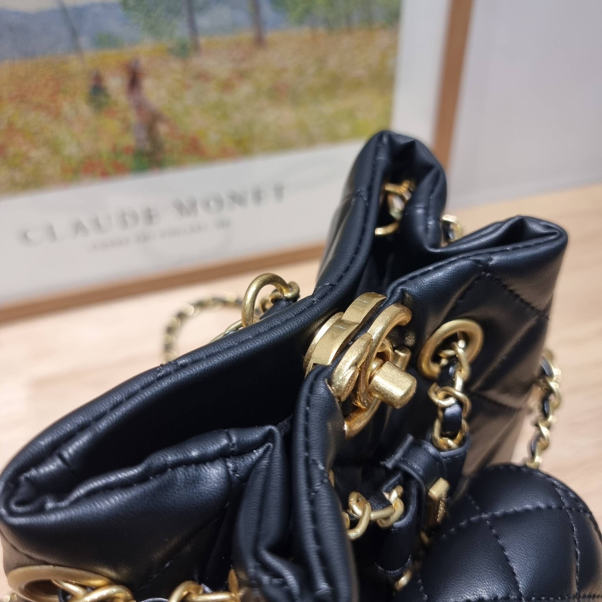 Chanel small backpack กระเป๋าสะพายหลังใบเล็ก โลหะสีทอง ดีไซน์ 2023 น้องน่ารักตะโกนม้าก!! กับกระเป๋าทรงเป้ ขนาดน่ารักน่าใช้ ดีเทลดีงาม มีใบลูกติดในตัวกระเป๋า สะดวกใช้สุดๆ