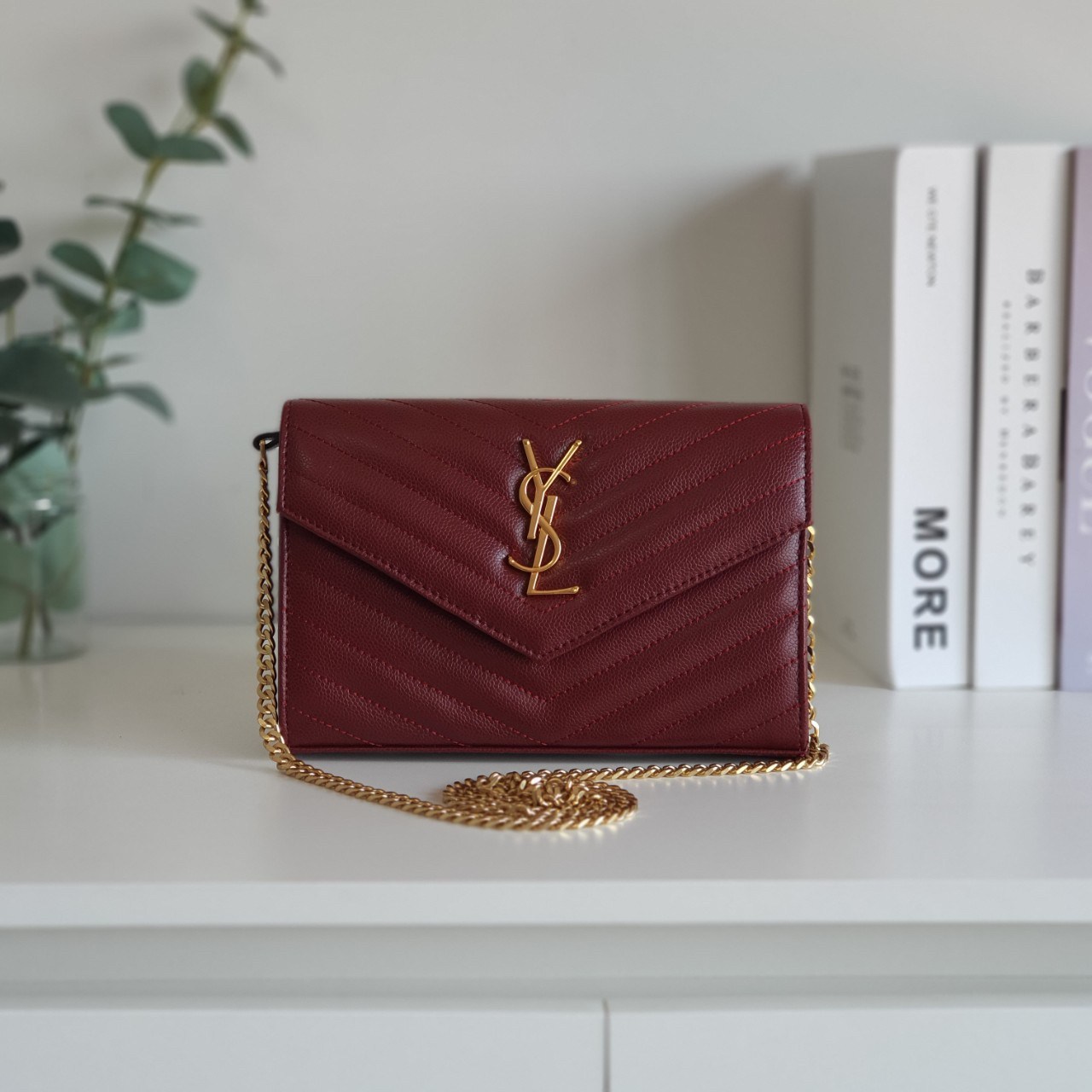 YVES SAINT LAURENT YSL BAG VIP GIFT WITH PURCHASE (GWP) พรีเมี่ยมกิ้ฟ Limited Edition จาก YSL DUTY FREE COUNTER วัสดุหนังแท้ลายคาเวียร์ ทรงหน้าจดหมายลายทาง สวยหรูมาก อะไหล่ทอง เปิดปิดด้วยกระดุมแม่เหล็ก ภายในโล่งมี2ช่องใหญ่ ช่องซิปใหญ่ มีที่ใส่บัตร12ใบ มาพ