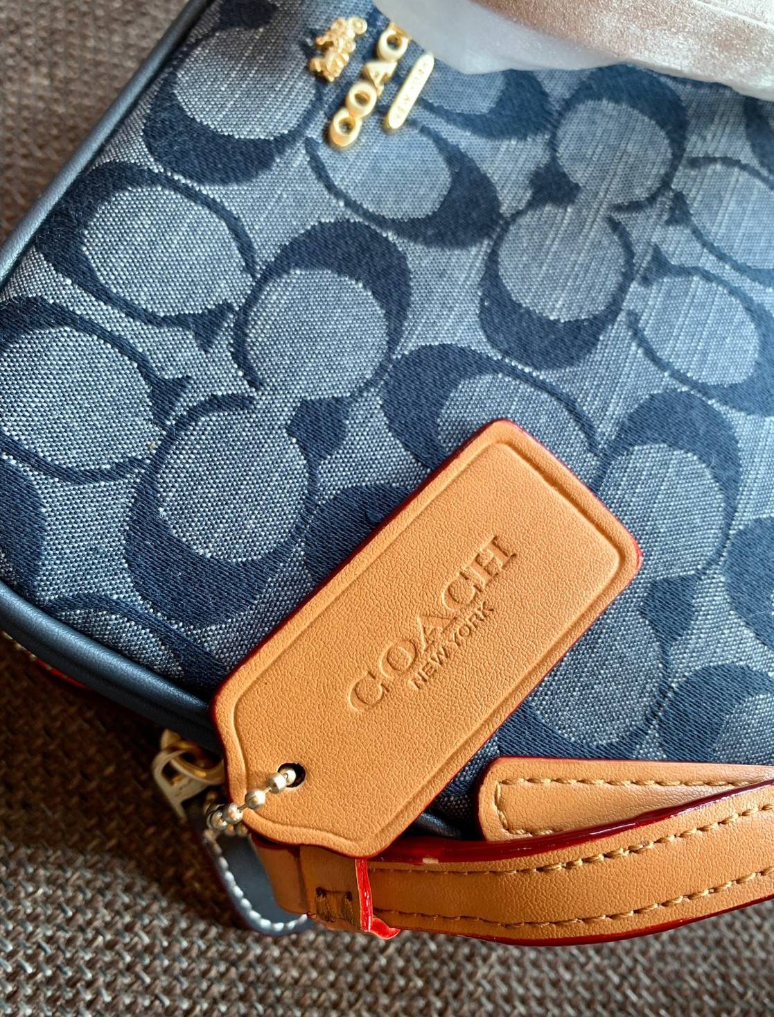 COACH MINI CAMERA IN SIGNATURE CHAMBRAY ((C8666)) 📣พร้อมส่งที่ไทย กับคอลเลคชั่นใหม่ล่าสุด ที่คุณต้องมี! กระเป๋าทรงกล่อง น้ำหนักเบา วัสดุผ้า Chambray ทอลายแบรนด์ตัดขอบหนังแท้ได้สวยงามค่ะ **ผ้าChambrayจะเหมาะกับหน้าร้อนนี้ได้ดีทีเดียวค่ะ**