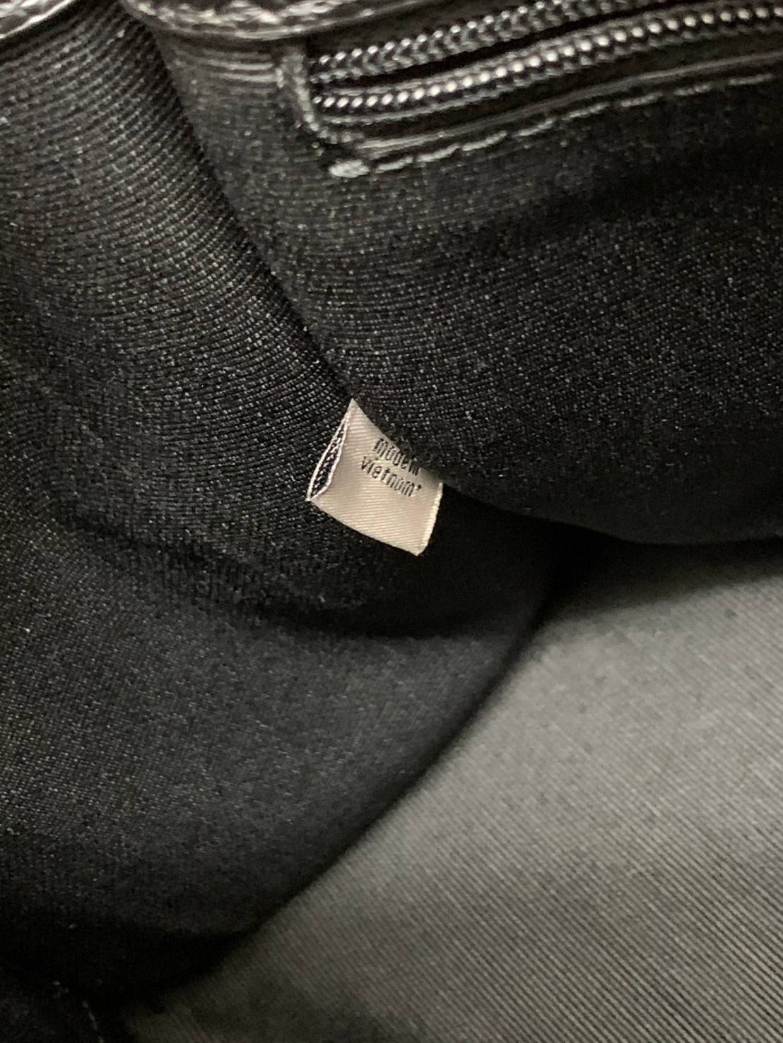 น่าใช้มากๆ สวยเกินราคาไปเลยจร้าา😘 COACH FIELD TOTE 22 SMALL BAG ((C5122)) พร้อมส่งความสวยที่ไทยค่ะ! กระเป๋าหิ้วหรือสะพายข้างได้ หนังแท้นิ่ม ใบจริงสวยมากๆเลยค่ะ ปากกระเป๋าแบบกระดุมแม่เหล็ก ภายในกว้างใส่ของจำเป็นของสาวๆได้เยอะเลย มีช่องซิปและช่องเล็