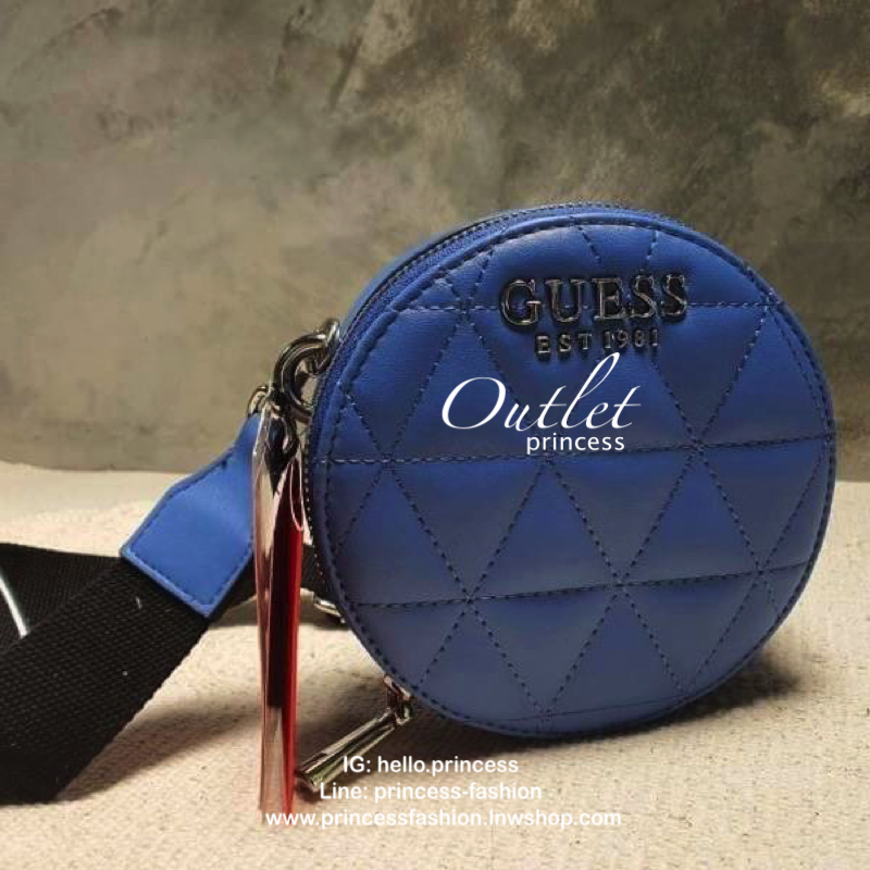 Guess Laiken mini crossbody bag กระเป๋าสะพายข้างด้านหน้าติดโลโก้แบรนด์ รูปทรงดีไซน์เก๋ เป็นรูปวงกลม เปิดปิดด้วยช่องซิปยาว ด้านในเป็นช่องกว้าง มีป้ายแบรนด์ติดด้านใน และมีช่องเสียบ สายสะพายทรงสปอร์ต สามารถปรับระดับได้ ทรงเก๋ๆ ชิคๆ ชิวๆ แบบนี้ รีบสอยนะคะ