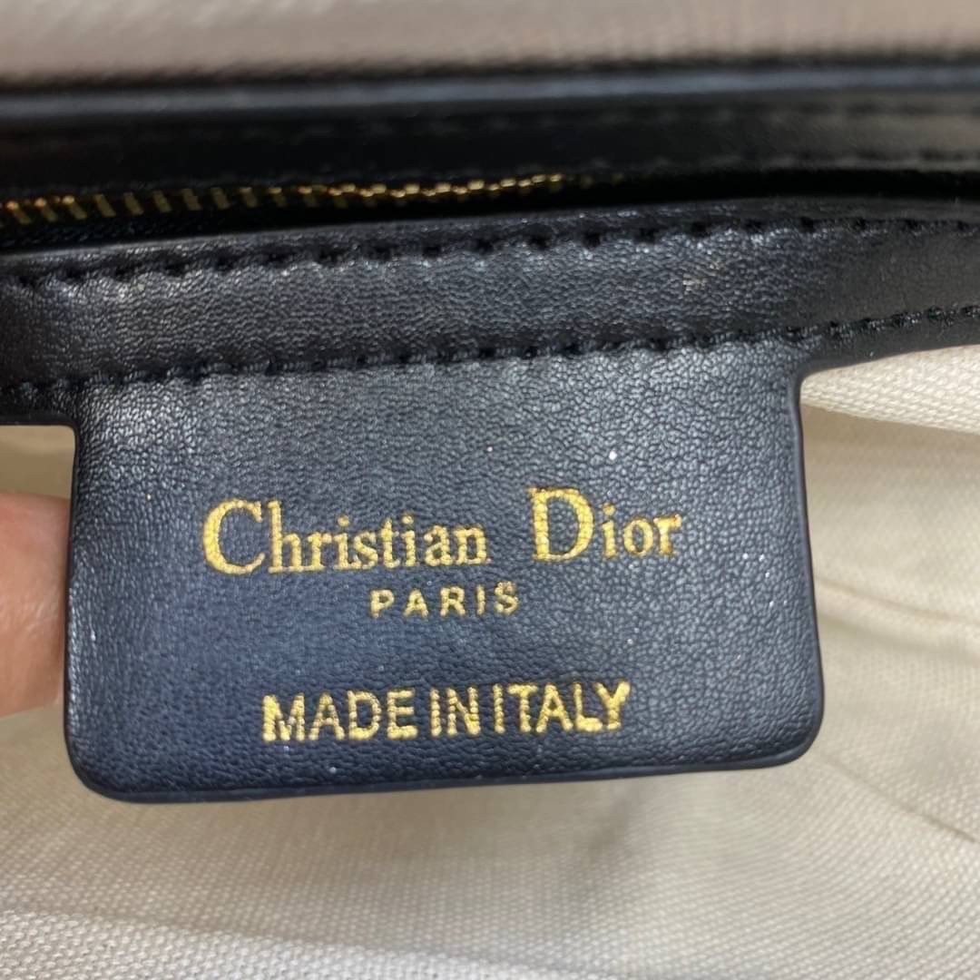DIOR SADDLE BAG Blue Dior Oblique Embroidery รุ่นใหม่ กระเป๋ารุ่นยอดนิยมตามแบบฉบับแบรนด์ ใช้งานได้ 2 แบบ สะพายยาว CROSSBODY และสายสั้นถือได้เก๋ๆ ลุคนี้คูลสุดๆ เลยค่าา ภาพถ่ายจากสินค้าจริง! สวยมาก พร้อมส่งที่ไทยราคาสุดคุ้ม สาวๆ ห้ามพลาดค่ะ!