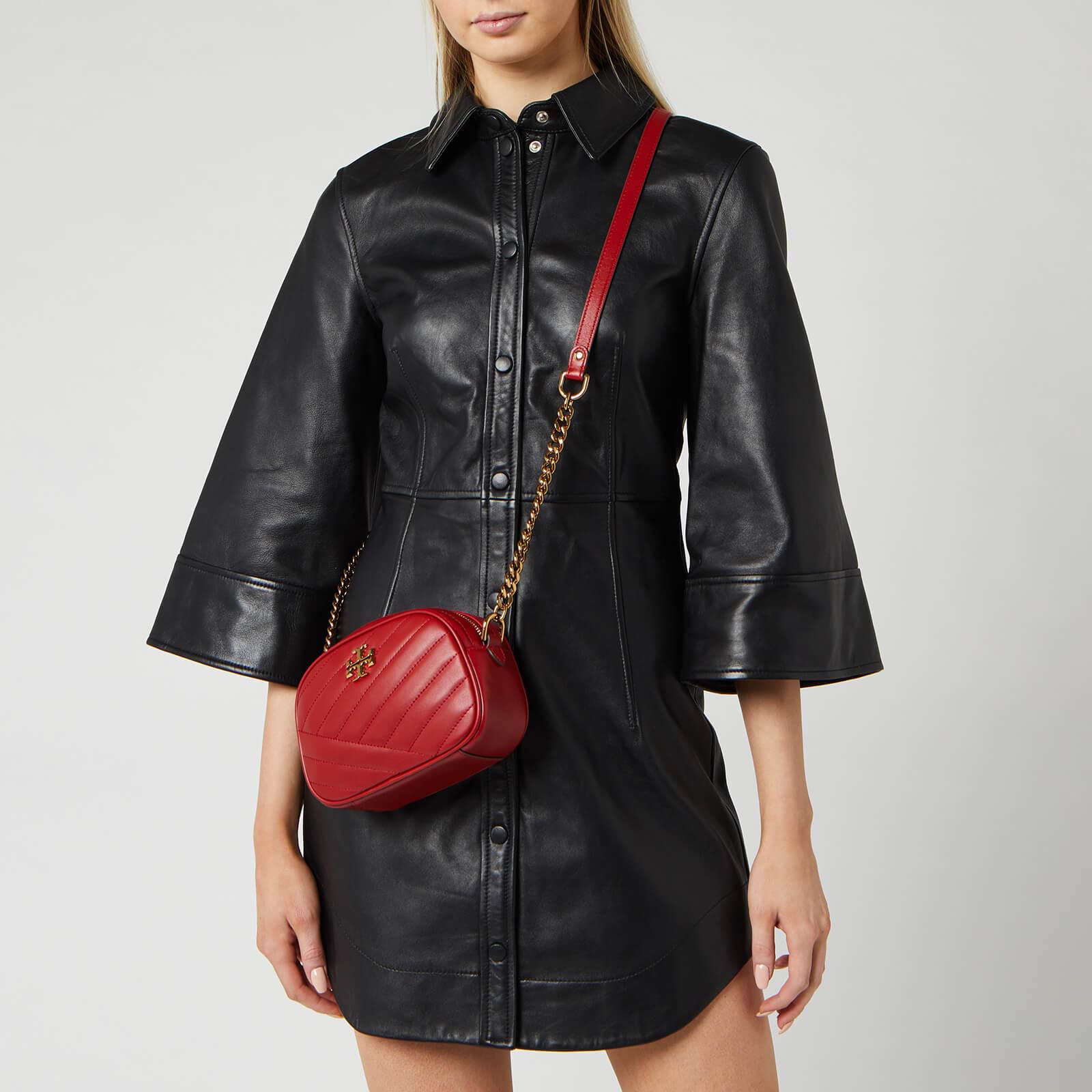 Tory Burch KIRA CHEVRON SMALL CAMERA BAG สาว ๆ ลุคคุณหนูไม่ควรพลาด Collection นี้เลยนะคะ เพราะ Kira Chevron เป็นรุ่นที่ตอบโจทย์และครองใจสาว ๆ ได้อย่างแท้จริง