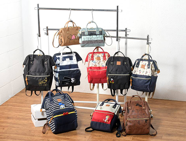 Anello x Walt Disney Mickey & Friends Limited Edition Japan Backpack เป็นการร่วมงานของ anello และวอล์ทดิสนีย์ ที่มาวาดลวดลายลงบนกระเป๋าเป็นตัวละครดิสนีย์ที่มีสีสันน่ารักสดใส วัสดุ canvas คงแบบฉบับที่ปากกระเป๋ามีโครง อีกหนึ่งคอลเลคชั่นที่ควรต้องมีไว้ครอบคร