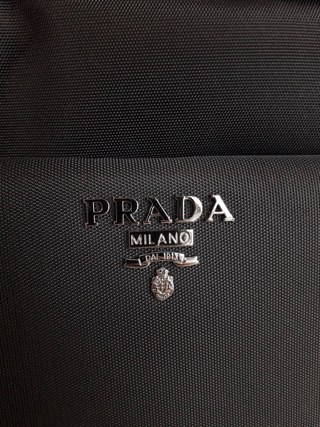 มาใหม่ค้า! จากงานพรีเมี่ยมกิ้ฟแบรนด์ดังอย่าง Prada กระเป๋าดีไซน์สวยใช้ได้ทุกเพศเลยคะ ตัวกระเป๋าทำจาก Polyester ทั้งใบ กันน้ำได้ค้า อะไหล่เงินสุดหรู ด้านหน้ามีช่องซิปหนึ่งช่องใส่ของได้จุกจิกหยิบง่าย ด้านในมีช่องซิปอีก 2 ช่องใหญ่ เก็บสัมภาระได้ครบ **จบในใบเ