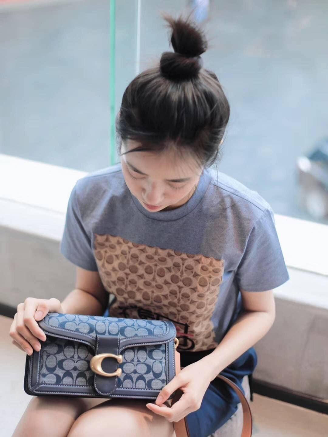 COACH Tabby Shoulder Bag 26 In Signature Chambray กระเป๋าหิ้วได้//คล้องไหล่ได้//สะพายข้างได้ วัสดุผ้าแคนวาสทอลายอย่างดี+หนังแท้ค่ะ เปิดปิดกระเป๋าแบบกระดุมแม่เหล็ก มีอะไหล่แบรนด์ตัวใหญ่ด้านหน้าหรูหราเลยทีเดียว ภายในกระเป๋ามีช่องหลักใส่ของ2ช่อง สามารถใส่กระ