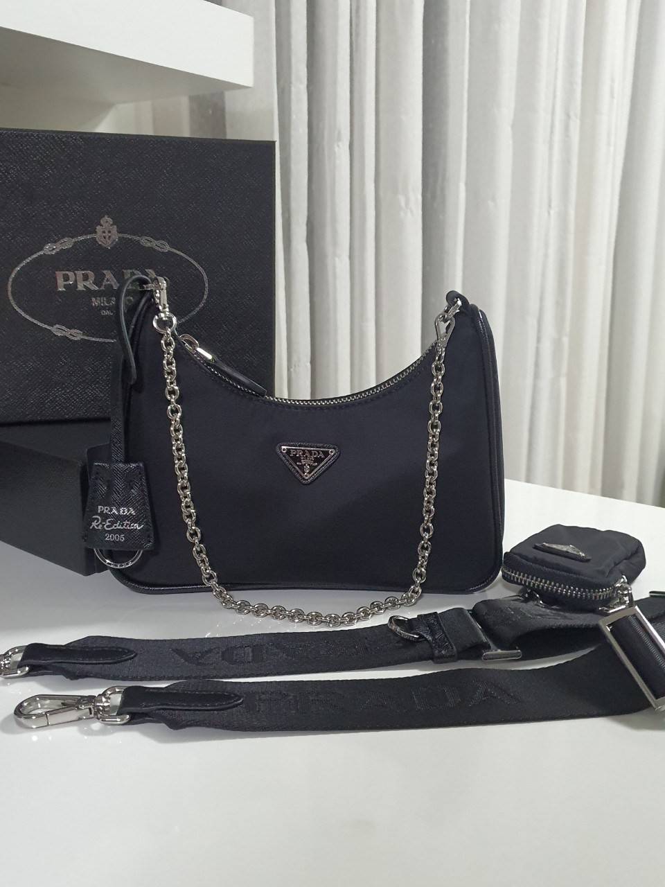 Prada Re-Edition 2005 Re-Nylon bag ใบเดียวคุ้มมากค่ะ อุปกรณ์ ครบชุด **ซื้อ1ได้ถึง3ไอเท็ม ทั้งสายยาว และกระเป๋าใส่เหรียญ และป้ายแท็คหนัง อย่างดี **อะไหล่ปั้มแบรนด์แท้ทุกจุด วัสดุทำจากผ้า Nylon อย่างดี กันน้ำได้ อยู่ทรงสวย สามารถใส่กระเป๋าตังค์ใบกลางได้ ถอด