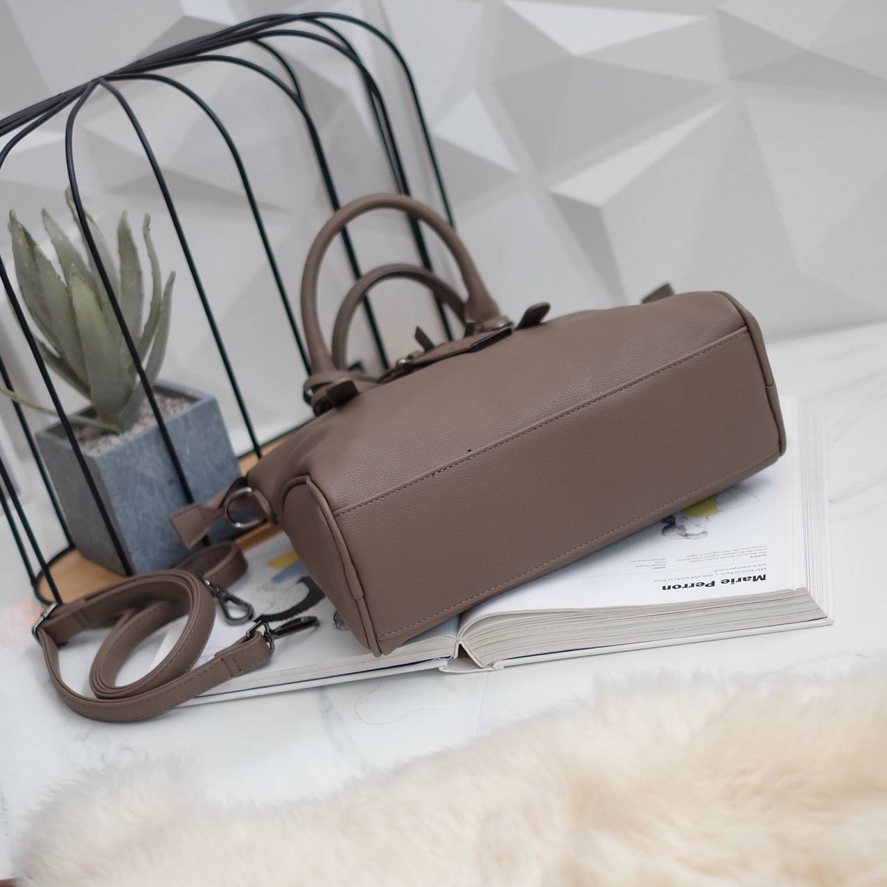 ทรงสวยขายดีมาก 👑จากแบรนด์ KEEP ทรง รุ่น Parish hand bag with cute taddy จุดเด่นที่ >หนังเนื้อดี นิ่มมาก >น้ำหนักเบา >ถือสะพายเข้าง่ายกับทุกชุด