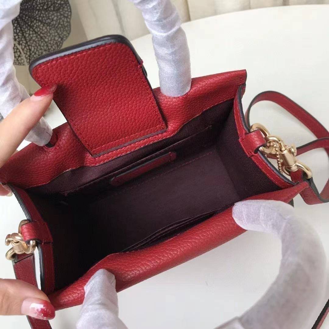 COACH MINI CALLY CROSSBODY IN SIGNATURE ((3599, 2184, 5693, 2134, 2183)) พร้อมส่งที่ไทยทันที! กระเป๋าสะพายครอสบอดี้ร์ กระเป๋าครอสบอดี้โท้ทมินิไซส์ รุ่นใหม่สุดฮอต!! ใบจริงคือน่ารักม้ากกกก!! สวยอยู่ทรง น่ารักน่าใช้ ทรงTote ปากกระเป๋าเปิดปิดแบบแม่เหล็ก ภายใน