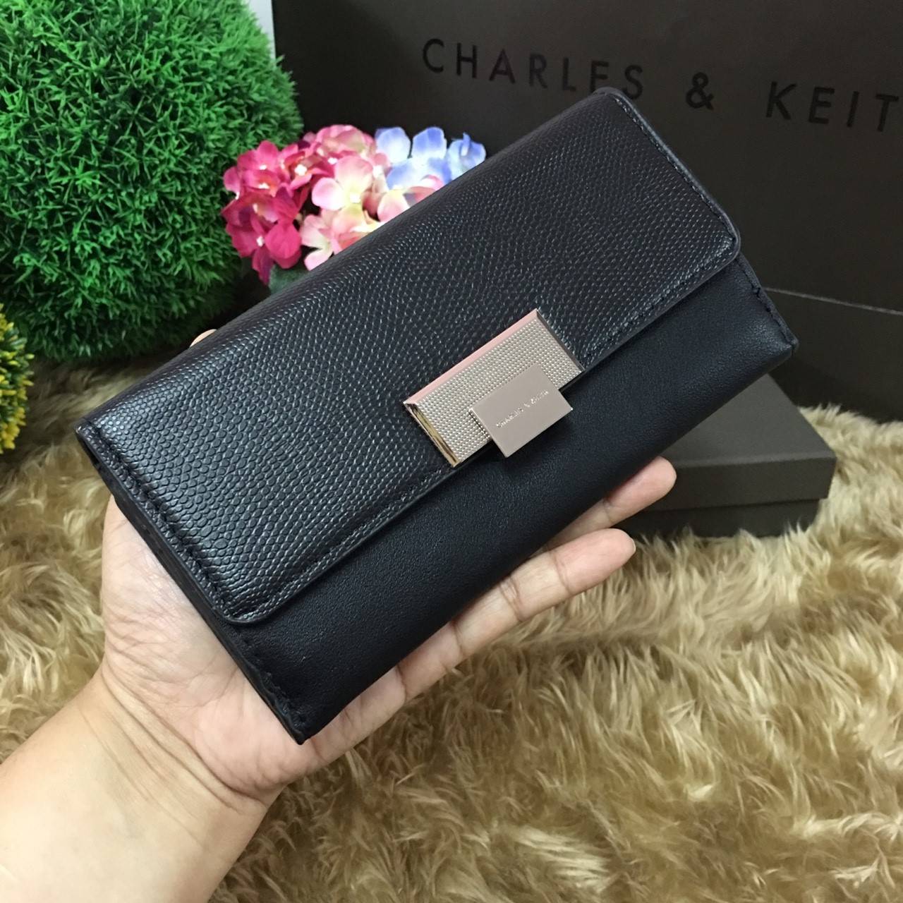 NEW Arrival! CHARLES & KEITH TURN-LOCK WALLET กระเป๋าสตางค์ใบยาวคอลเลคชั่นใหม่ล่าสุด วัสดุหนังเรียบ เปิดปิดด้วยตัวล๊อคปั้มโลโก้สวยหรู ภายในมีช่องซิปเเละช่องใส่บัตรหลายช่อง ใส่ธนบัตร เหรียญ มือถือ iphone ได้ ด้านหลังปั้มโลโก้ หัวซิปปั๊มโลโก้ Chk สวยน่าใช้ท