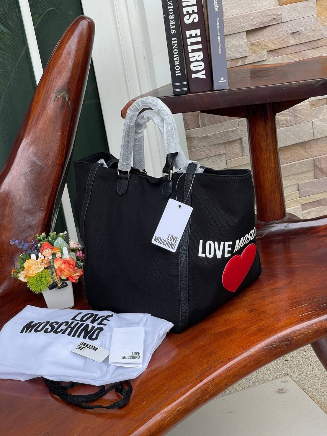 Love Moschino Borsa Donna MOD.JC4333PP07KV VAR.Unica กระเป๋าทรง Tote เป็นกระเป๋าที่สาวๆ ทำงานนิยมมากที่สุด เพราะมีขนาดใหญ่พอเหมาะใส่เอกสารขนาด A4 ใส่ของใช้ของจำเป็นได้ครบสำหรับการใช้งานนอกบ้านใน 1 วัน ถ้าต้องออกไปธุระต่อตอนค่ำก็ยังไม่ใหญ่เทอะทะเกินไป