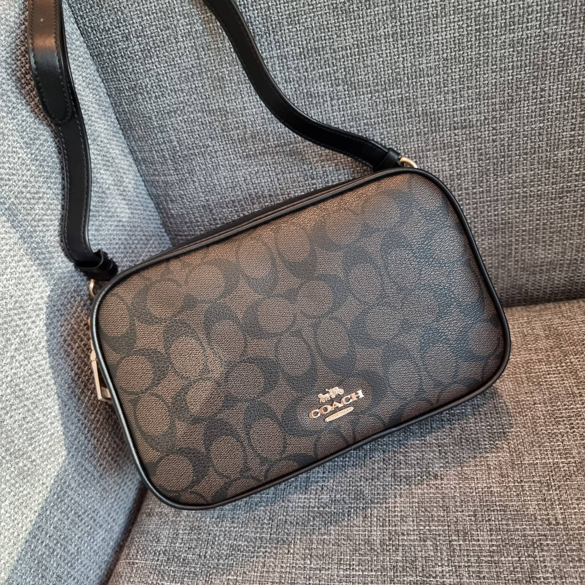 OUTLET 】COACH F68168 JES CROSSBODY IN SIGNATURE CANVAS รุ่นยอดฮิต!! กระเป๋าสะพายข้าง รุ่น 2 ซิป ใบใหญ่จุใจ สีคลาสสิคขายดี!! วัสดุหนังแคนวาสเคลือบลาย เปิด-ปิดด้วยซิป 2 ช่องหลัก ใช้งานง่าย ทรงสวยมากๆรุ่นนี้ มาพร้อมสายสะพาย crossbody ปรับได้ตามตัว ภายในใส่ขอ