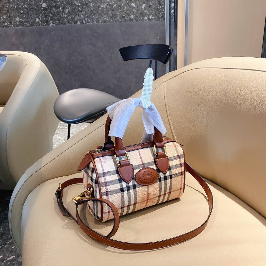 BURBERRY MINI PILLOW VINTAGE BAG Limited Edition วัสดุหนังPVC หนังนิ่ม เปิดปิดด้วยซิปยาวที่จับหนัง ภายในมีช่องใส่ของโล่งกว้าง พร้อมช่องเล็กอีกหนึ่งช่อง สามารถใส่มือถือ กระเป๋าสตางค์สั้น ของจุกจิกได้ มาพร้อมสายสะพายยาวหนังแท้ อะไหล่แบรนด์สีทองวินเทจ Rare i