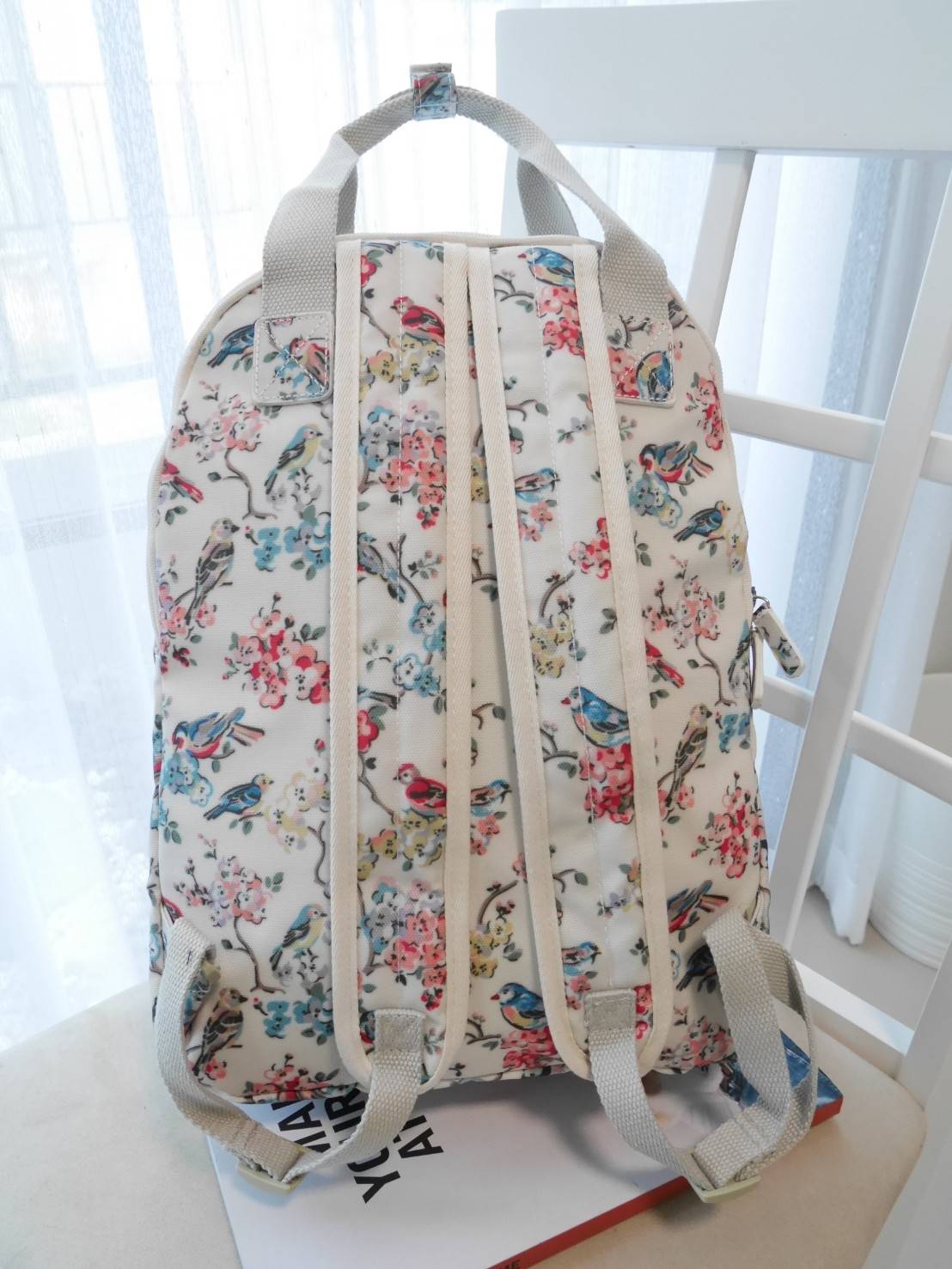CATH KIDSTON BACKPACK BAG กระเป๋าเป้น่ารัก ตามแบบฉบับของแบรนด์นี้เลยค่า โดดเด่นด้วยหนัง PVC พิมพ์ลาย กันน้ำทั้งใบ ด้านในมีช่องซิปใหญ่ใส่ของ 2 ช่อง จุของได้เยอะ ใส่ IPAD / A4ได้สบายเลยค่ะ ด้านหน้ามีช่องซิปเล็ก 1 ช่อง ใส่ของจุกจิกหนิบได้สะดวก น้ำหนักเบา ใช้