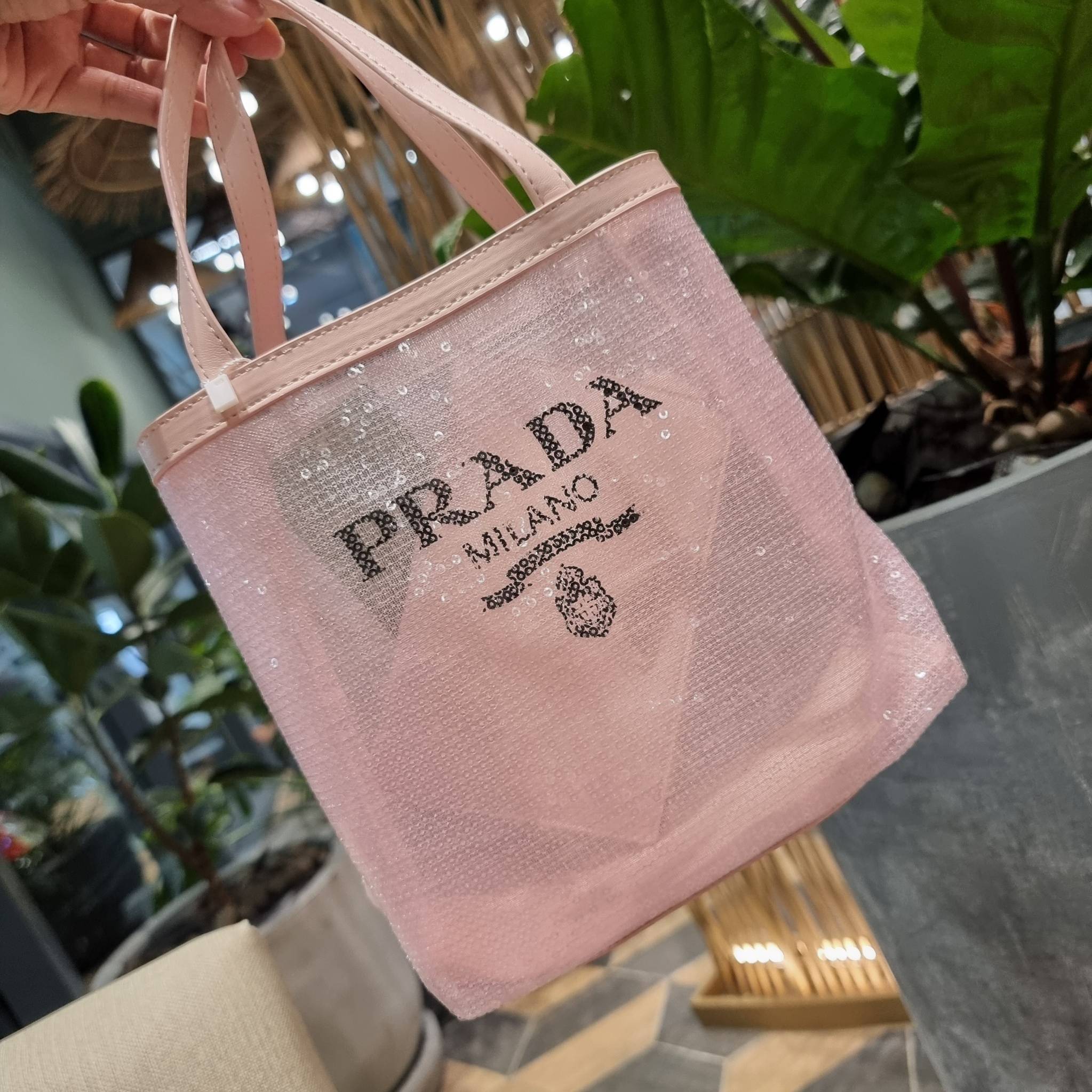 PRADA SMALL SEQUINED MESH TOTE BAG เอาใจสายแฟอีกครั้ง!! กระเป๋าทรงโท้ท ขนาดเล็ก ที่มีดีเทลฝีมือ ด้วยการเรียงร้อยแผ่นเลื่อมเป็นตาข่ายรอบใบ ตัดขอบด้วยหนังสังเคราะห์ พิเศษพร้อมใบลูกให้ด้วย ทรงใช้งานง่าย ภายในโล่งกว้าง ถือไปเรียน ไปเที่ยว ไปทำงาน พกพาง่ายสุดๆ