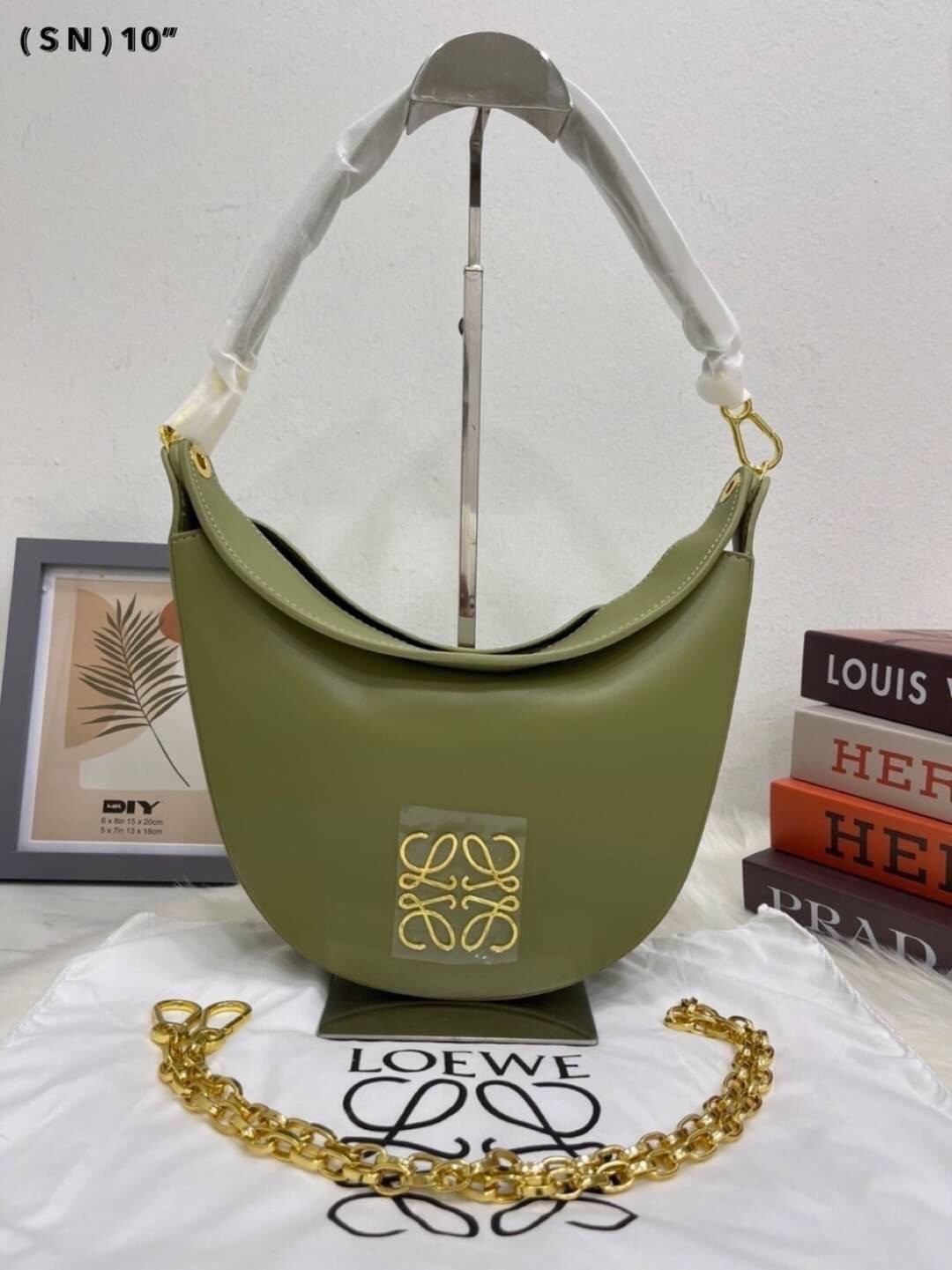 LOEWE Luna half moon hobo bag ใหม่ล่าสุดก่อนใคร สวยได้ไม่ต้องรอ กับคอลใหม่ลุคลูกคุณ รูปทรงยอดฮิต ตอบโจทย์ได้ทุกลุค ทุกไลฟ์สไตล์ ใช้งานได้ง่ายคล่องตัว