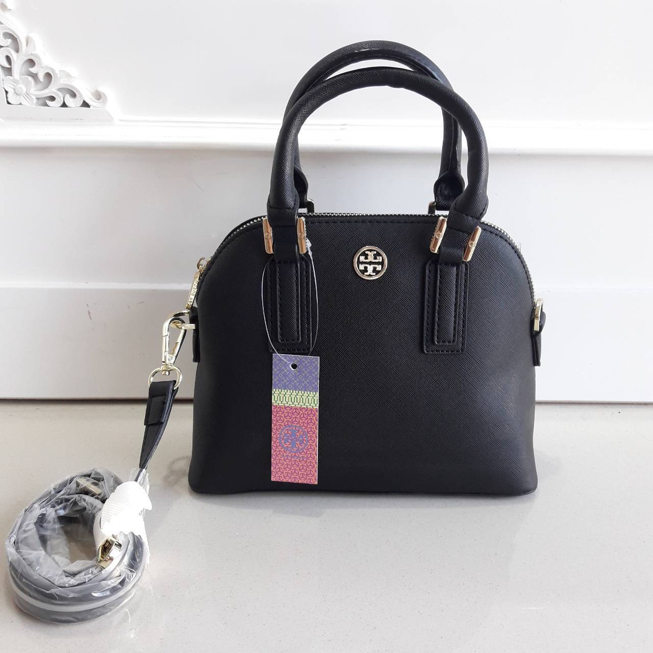Don't Miss !! กระเป๋าแบรนด์ดัง TORY BURCH รุ่น SAFFIANO ZIP BAG กระเป๋าถือและสะพาย ลายหนัง saffiano อะไหล่ทองปั้มแบรนด์ ทรงสวยมาก ด้านหน้าติดโลโก้แบรนด์ เปิดปิดกระเป๋าด้วยซิปอย่างดีค่ะ ซับในเป็นผ้าทอลายแบรนด์สวยมากค่ะ มีช่องซิปหนึ่งช่อง ช่องเล็กสองช่