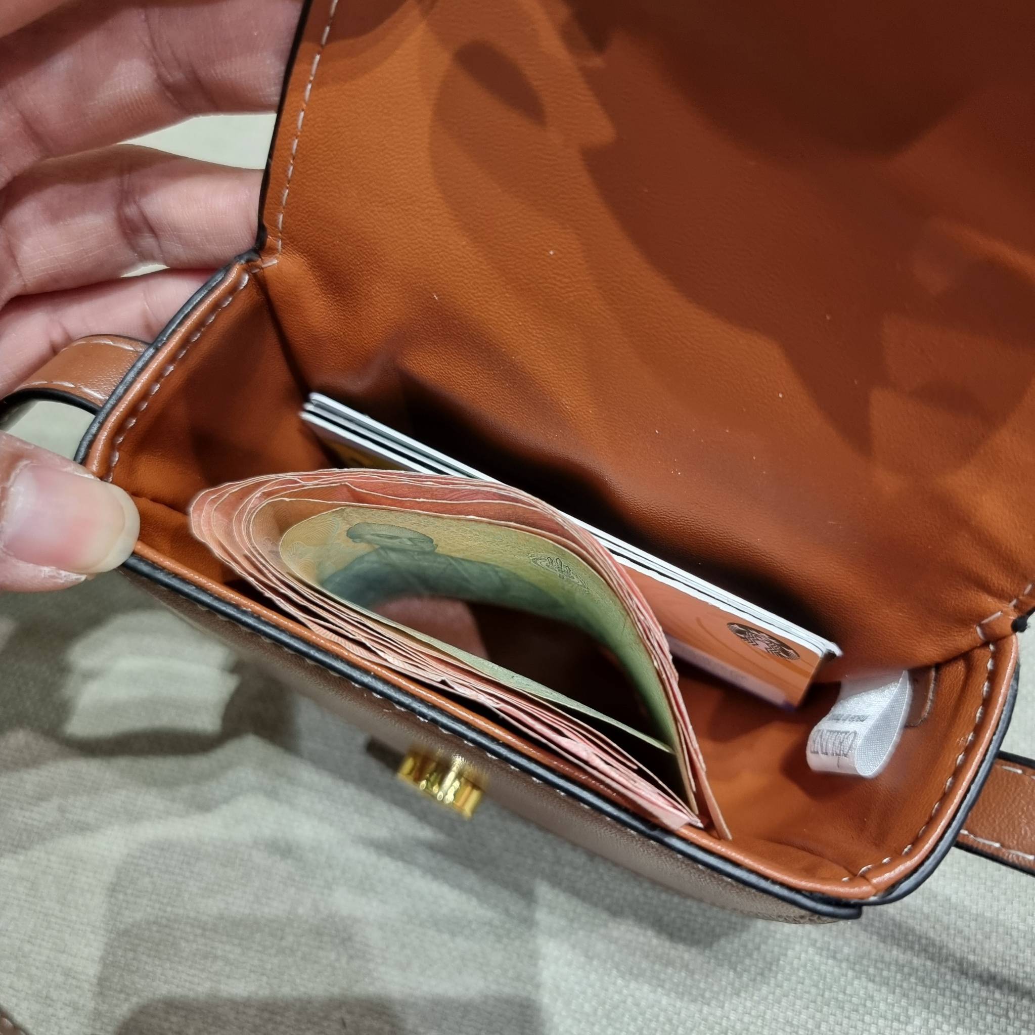 CELINE BESACE CUIR TRIOMPHE MINI BAG รุ่นที่หนุ่มๆสาวๆต่าวก็ถามหา!! เดอะเบสท์เซลเลอร์ กระเป๋าสะพายมินิไซส์ เล็กแต่ปังมาก!! ดีเทลเรียบแต่หรู วัสดุหนังแท้ สีคลาสสิค เปิด-ปิดด้วยกระดุมแน่นหนา ภายในเป็นช่องโล่ง สายสะพายในตัวปรับได้ตามชอบ ใบนี้สามารถใส่บัตร ใส