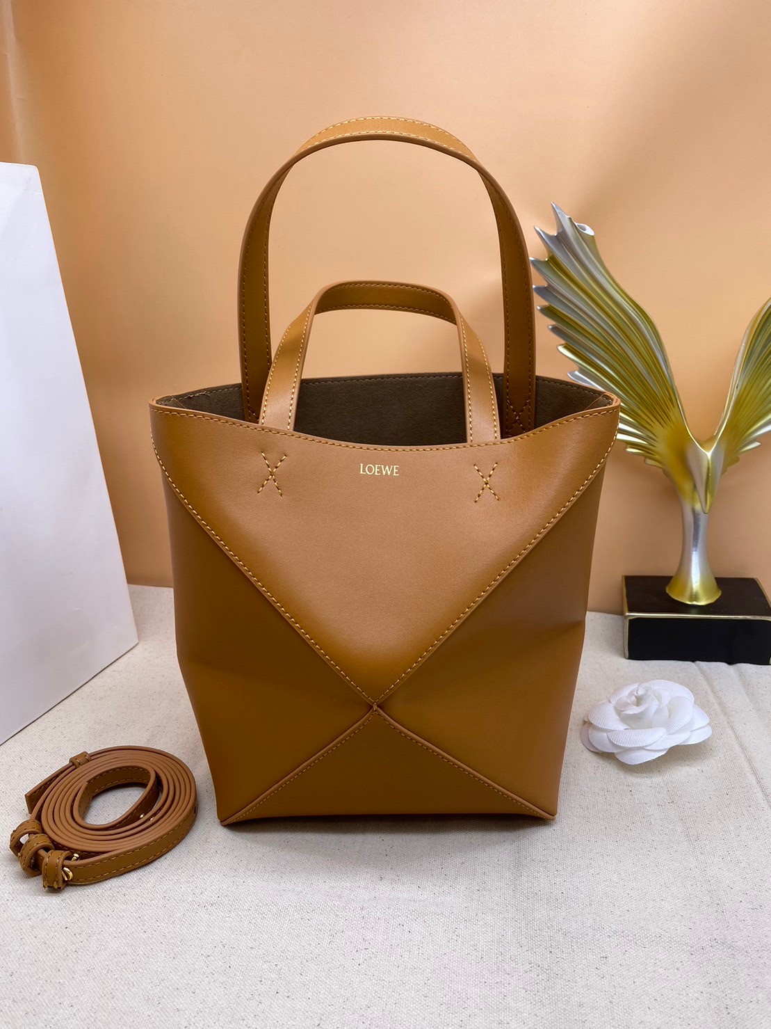 LOEWE Mini Puzzle Fold Tote in shiny calfskin / LOEWE TOTE BAG 18cm พร้อมส่ง กระเป๋าทรงโท้ท ขนาดมินิ ใช้งานง่ายเรียบหรู จุของได้เยอะ หนังเรียบสวยอยู่ทรงมาพร้อมสายสะพายยาวถอดได้ พับเก็บได้เป็นเอกลักษณ์