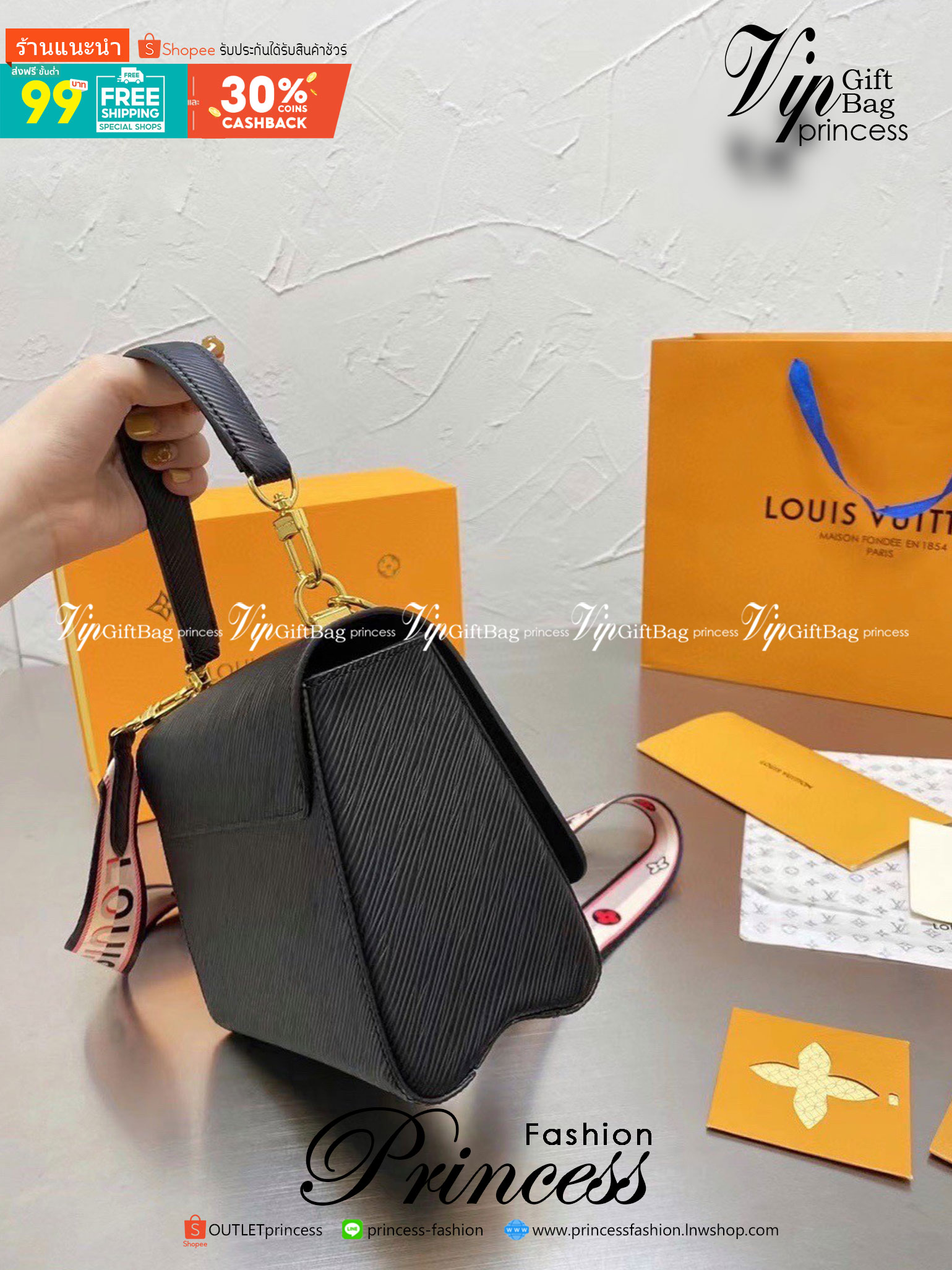 LOUIS VUITTON Twist Shoulder Bag MM / LV Twist MM ที่สุดของความสวยคลาสสิคย้อนยุค กระเป๋าสะพายที่มีลูกเล่น เพิ่มดีเทลให้น่าใช้งาน ด้วยสายสะพายแบบสปอร์ต ที่ปรับเปลี่ยนใช้ได้หลากหลาย วัสดุหนัง epi สวยคม ทนทาน ลวดลายเส้นไม้ แบบไม่มีใครซ้ำ เลิศๆไปอีกกับโลโก้สี