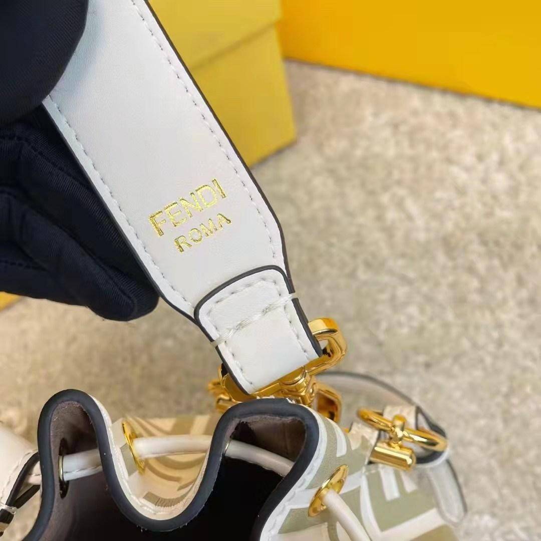 Fendi MonTresor mini Bucket Bag กระเป๋าถือหรือสะพายข้าง วัสดุหนังแท้หนังแข็ง ทรงขนมจีบ ลายแบรนด์ อะไหล่ทองหรูหรา จุของได้เยอะ น้ำหนักเบา ตั้งอยู่ทรง ด้านในโล่ง มี2สาย สายสั้น+ยาว ถอดสายได้ Crossbody ได้ สายยาวปรับระดับได้ คุ้มสุดๆ ใบนี้ไม่ควรพลาดค่ะ ดาราเ