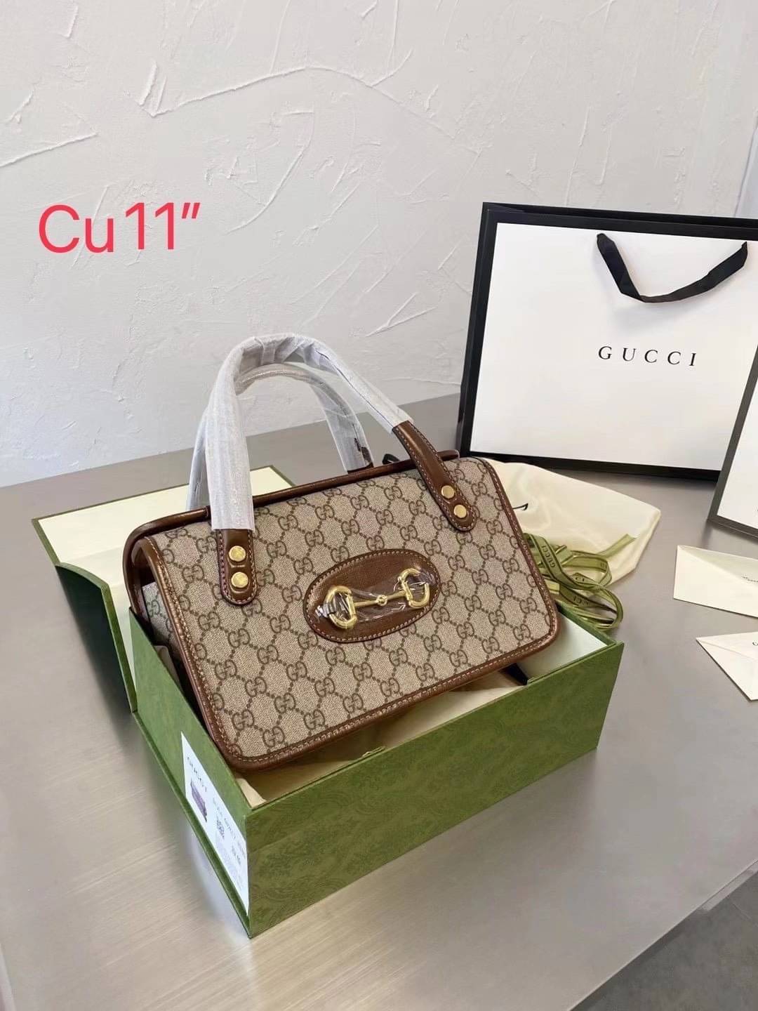 GUCCI Horsebit 1955 Handle Bag กระเป๋าสะพายรุนลิมิเต็ต ทรงกล่องสวยอยู่ทรง ดีไซน์เป็นเอกลักษณ์ ใช้งานง่ายภายในเป็นช่องโล่งมาก จุของได้เยอะ มีหูจับให้ในตัว มาพร้อมกล่อง box set ครบความคุ้มค่า พร้อมเสิร์ฟให้ถึงบ้านไปเลยจ้า