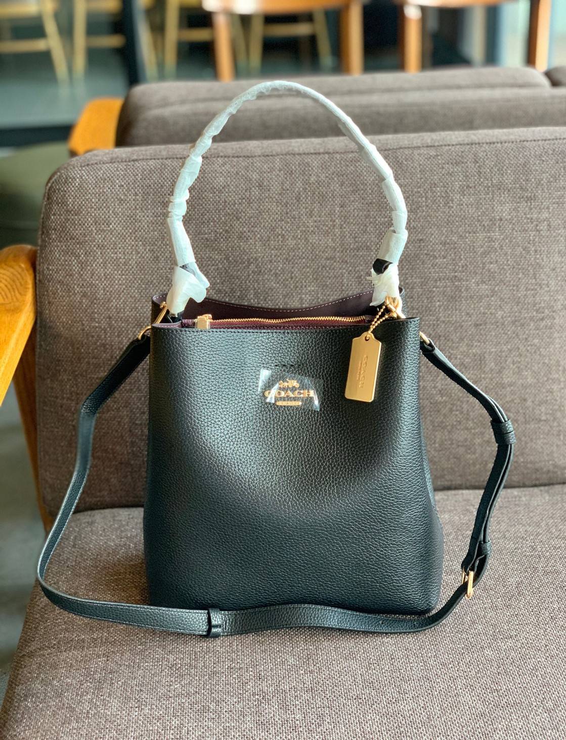 ถังใหญ่พร้อมส่งแล้วค่าา ห้ามพลาด❗️ COACH TOWN BUCKET BAG((91122)) 📣พร้อมส่ง ไซด์ที่สาวๆรอคอยค่ะ! ✔️กระเป๋าทรงถังใบใหญ่ สุดฮิตอีกรุ่นที่สาวๆต้องมีติดตัว ✔️หนังแท้ หนังจริงสวยมาก นิ่มมือดีด้วยนะคะ
